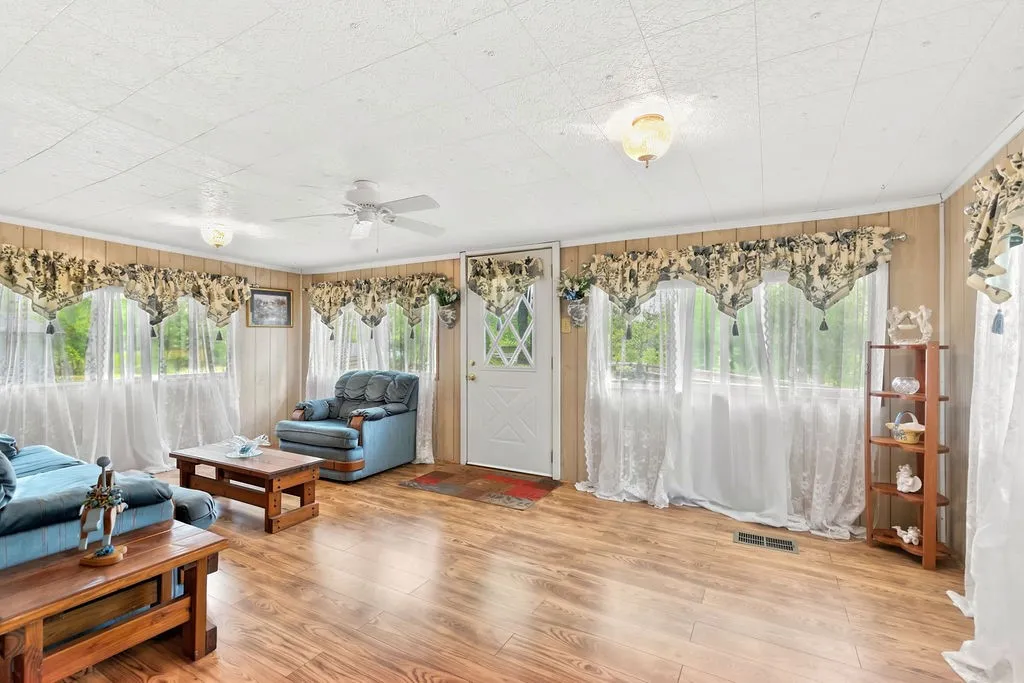 Mobile Home For Sale in Upshur County , 1141 Todd Road, Gilmer, Texas 75645, 4 Bedroom, 2 Bathroom, 2 Garage spaces, 1,820 Sqft, built in 1983, mls#21370343, Real Estate Agent in Gilmer, Homes For Sale in Upshur county, Homes For Sale in Gilmer, Realtor in Gilmer Texas, Real Estate Brokerage Independent Realty Texas, Luminita Cordes Realtor
