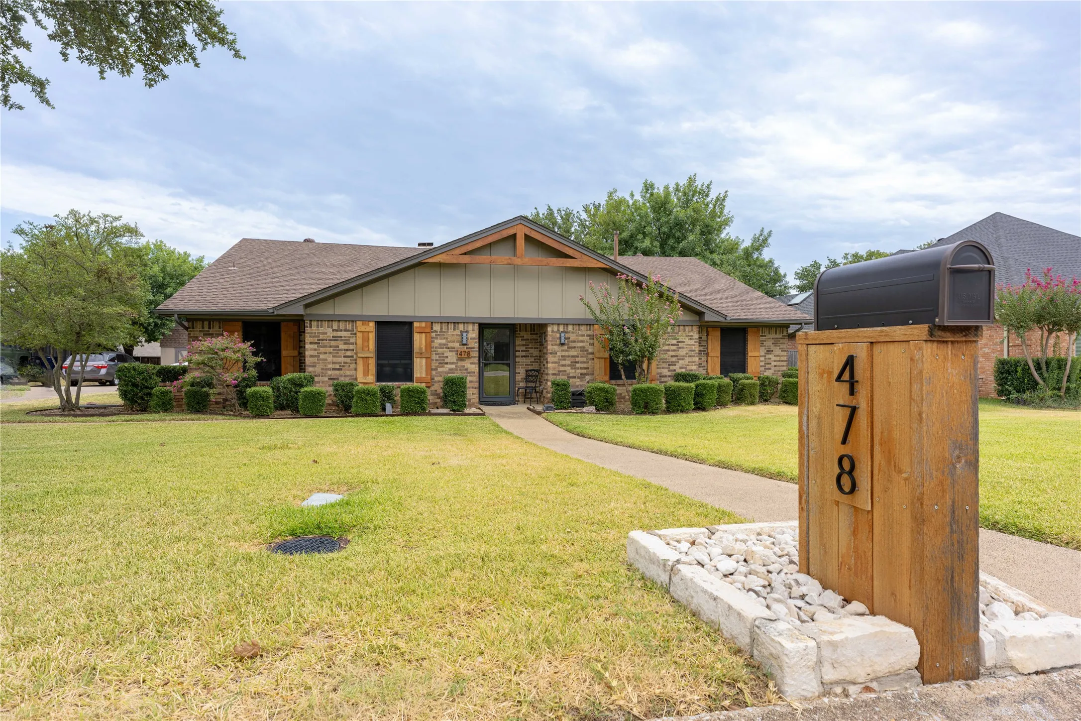 Single Family Residence For Sale in Denton County , 478 Sellmeyer Lane, Highland Village, Texas 75077, 3 Bedroom, 3 Bathroom, 2 Garage spaces, 2,468 Sqft, built in 1979, mls#21372019, Real Estate Agent in Highland Village, Homes For Sale in Denton county, Homes For Sale in Highland Village, Realtor in Highland Village Texas, Real Estate Brokerage Independent Realty Texas, Luminita Cordes Realtor