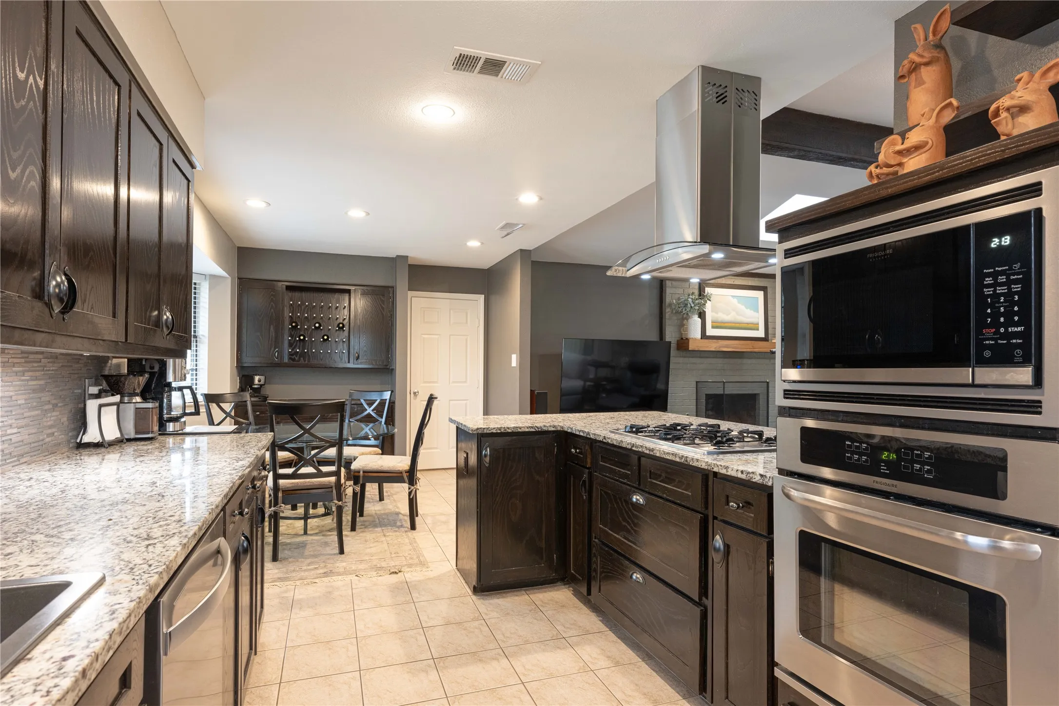 Single Family Residence For Sale in Denton County , 478 Sellmeyer Lane, Highland Village, Texas 75077, 3 Bedroom, 3 Bathroom, 2 Garage spaces, 2,468 Sqft, built in 1979, mls#21372019, Real Estate Agent in Highland Village, Homes For Sale in Denton county, Homes For Sale in Highland Village, Realtor in Highland Village Texas, Real Estate Brokerage Independent Realty Texas, Luminita Cordes Realtor