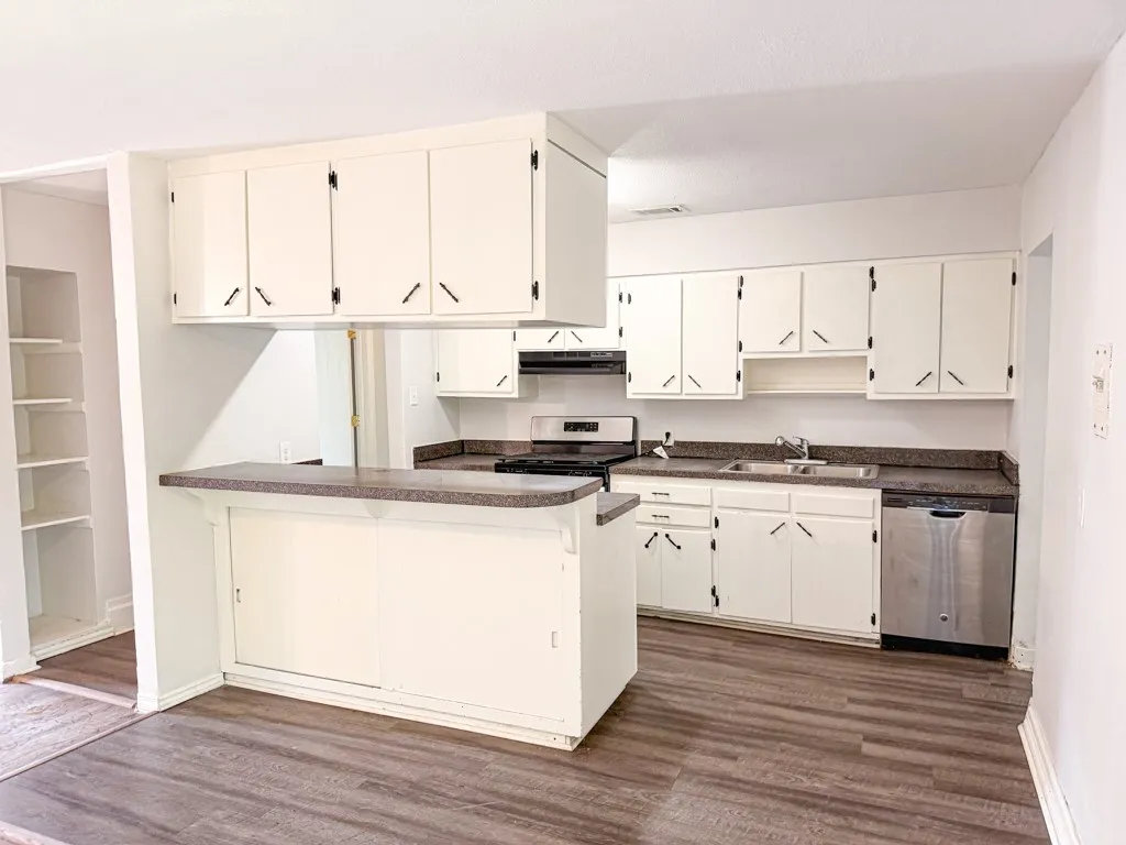 Single Family Residence For Rent in Tarrant County , 1322 Biggs Terrace, Arlington, Texas 76010, 4 Bedroom, 2 Bathroom, 1 Garage spaces, 1,392 Sqft, built in 1953, mls#21372191, Real Estate Agent in Arlington, Homes For Rent in Tarrant county, Homes For Rent in Arlington, Realtor in Arlington Texas, Real Estate Brokerage Independent Realty Texas, Luminita Cordes Realtor