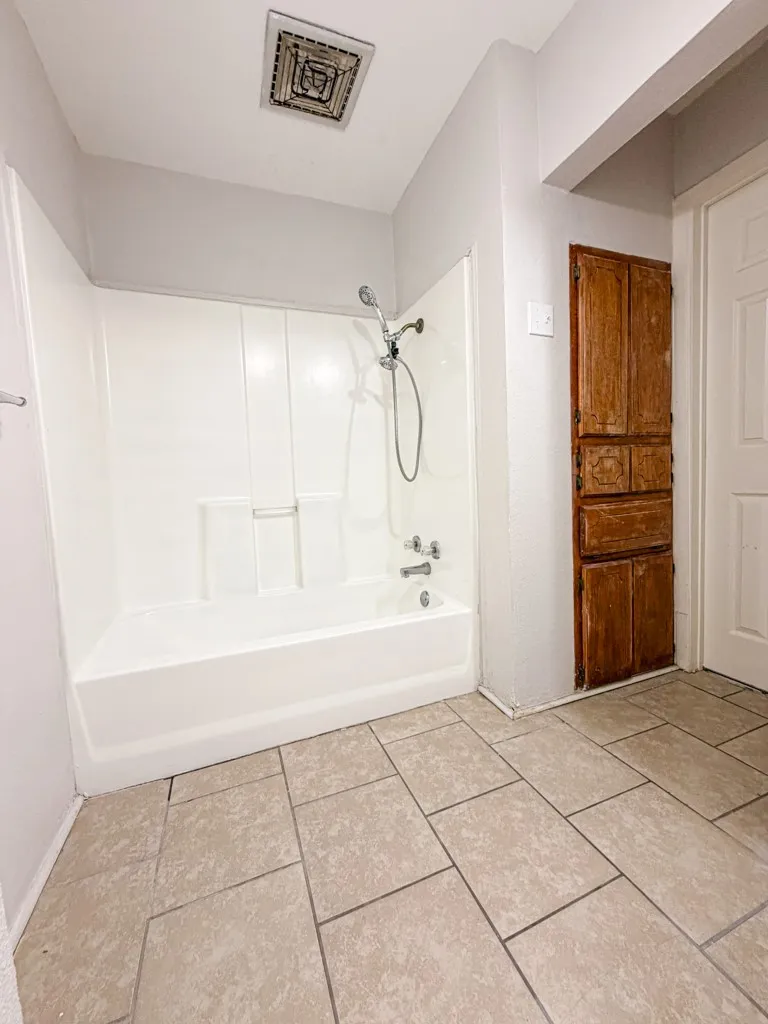 Single Family Residence For Rent in Tarrant County , 1322 Biggs Terrace, Arlington, Texas 76010, 4 Bedroom, 2 Bathroom, 1 Garage spaces, 1,392 Sqft, built in 1953, mls#21372191, Real Estate Agent in Arlington, Homes For Rent in Tarrant county, Homes For Rent in Arlington, Realtor in Arlington Texas, Real Estate Brokerage Independent Realty Texas, Luminita Cordes Realtor