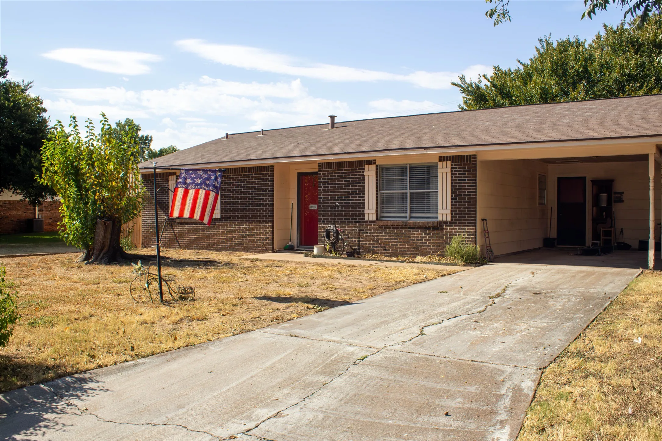 Single Family Residence For Sale in Young County , 1409 Avenue D, Graham, Texas 76450, 3 Bedroom, 1 Bathroom, Garage spaces, 1,142 Sqft, built in 1960, mls#21372227, Real Estate Agent in Graham, Homes For Sale in Young county, Homes For Sale in Graham, Realtor in Graham Texas, Real Estate Brokerage Independent Realty Texas, Luminita Cordes Realtor