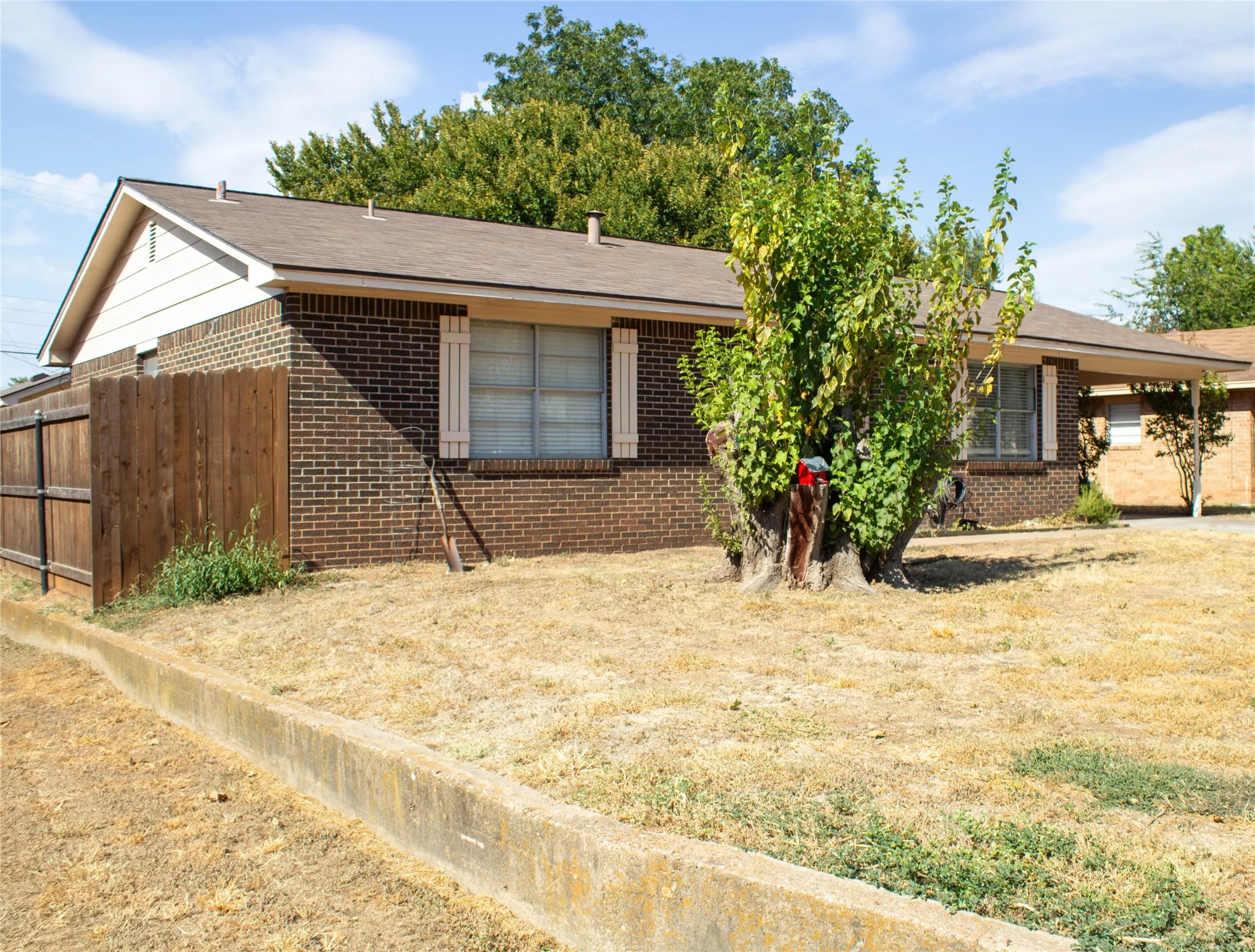 Single Family Residence For Sale in Young County , 1409 Avenue D, Graham, Texas 76450, 3 Bedroom, 1 Bathroom, Garage spaces, 1,142 Sqft, built in 1960, mls#21372227, Real Estate Agent in Graham, Homes For Sale in Young county, Homes For Sale in Graham, Realtor in Graham Texas, Real Estate Brokerage Independent Realty Texas, Luminita Cordes Realtor