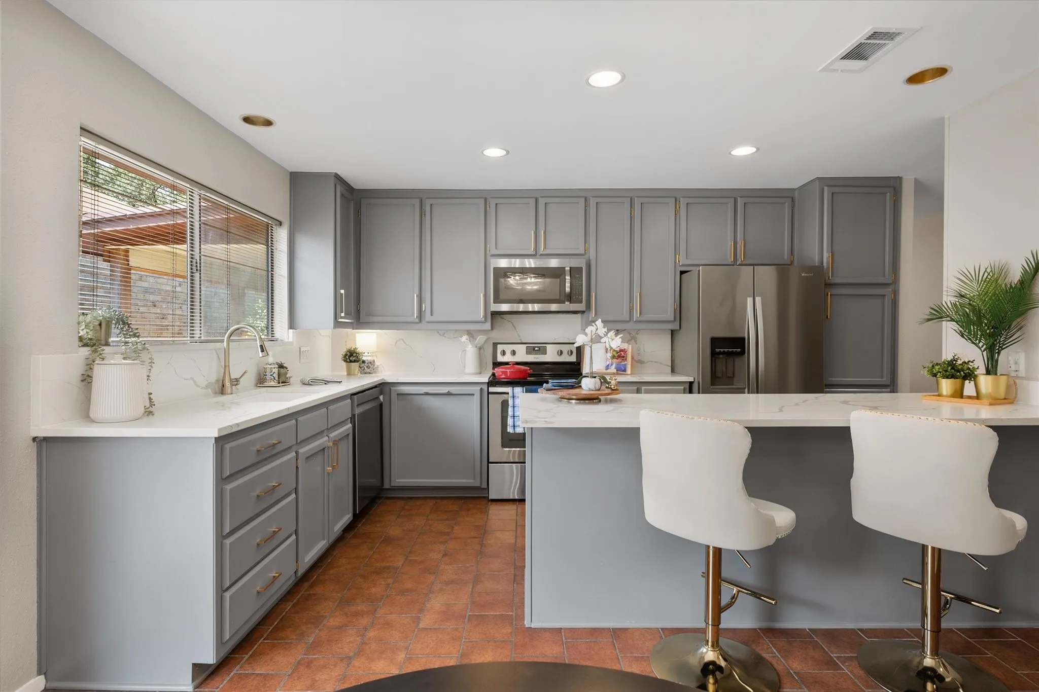 Single Family Residence For Sale in Tarrant County , 2216 Winter Sunday Way, Arlington, Texas 76012, 3 Bedroom, 2 Bathroom, 2 Garage spaces, 2,279 Sqft, built in 1980, mls#21370469, Real Estate Agent in Arlington, Homes For Sale in Tarrant county, Homes For Sale in Arlington, Realtor in Arlington Texas, Real Estate Brokerage Independent Realty Texas, Luminita Cordes Realtor