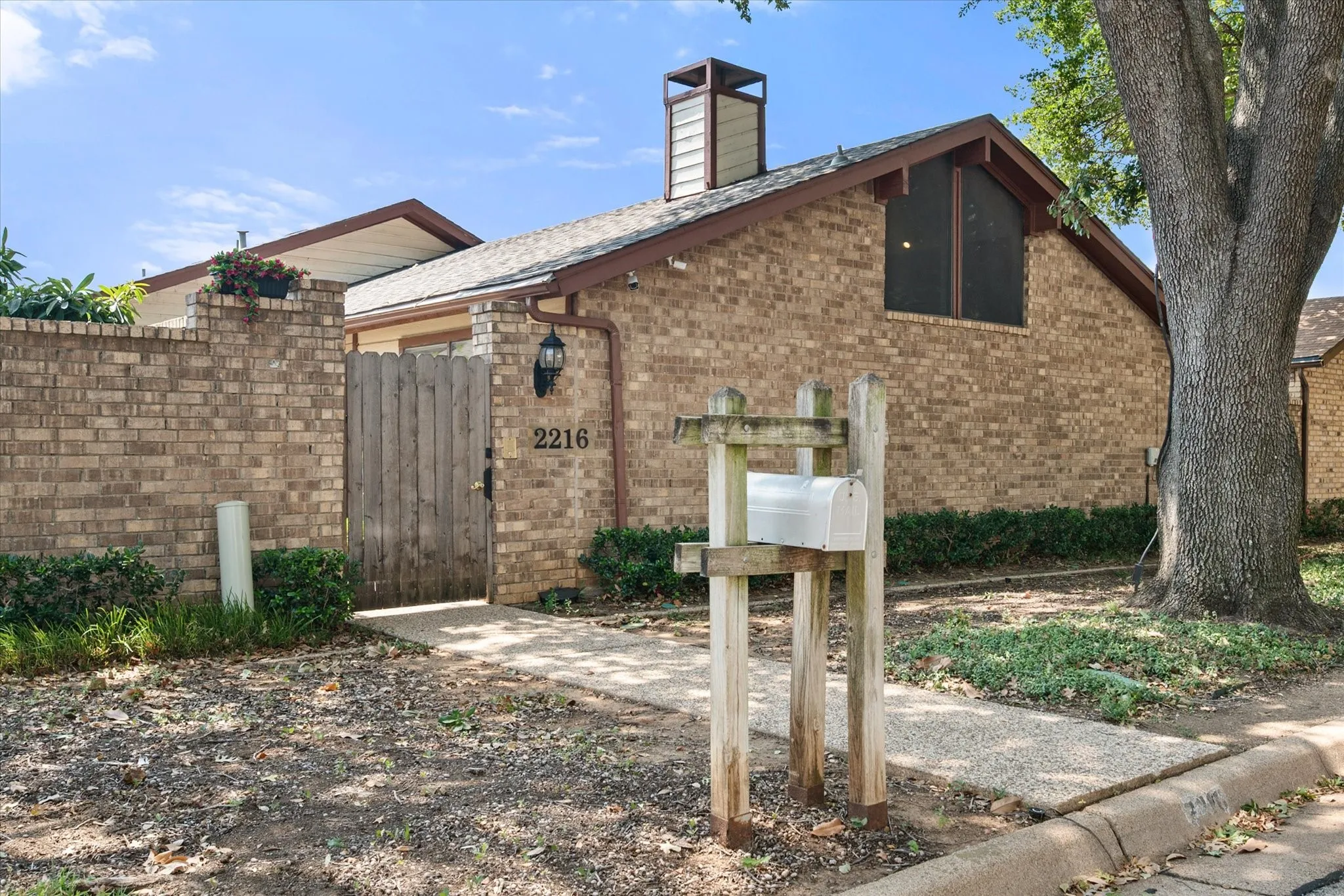 Single Family Residence For Sale in Tarrant County , 2216 Winter Sunday Way, Arlington, Texas 76012, 3 Bedroom, 2 Bathroom, 2 Garage spaces, 2,279 Sqft, built in 1980, mls#21370469, Real Estate Agent in Arlington, Homes For Sale in Tarrant county, Homes For Sale in Arlington, Realtor in Arlington Texas, Real Estate Brokerage Independent Realty Texas, Luminita Cordes Realtor