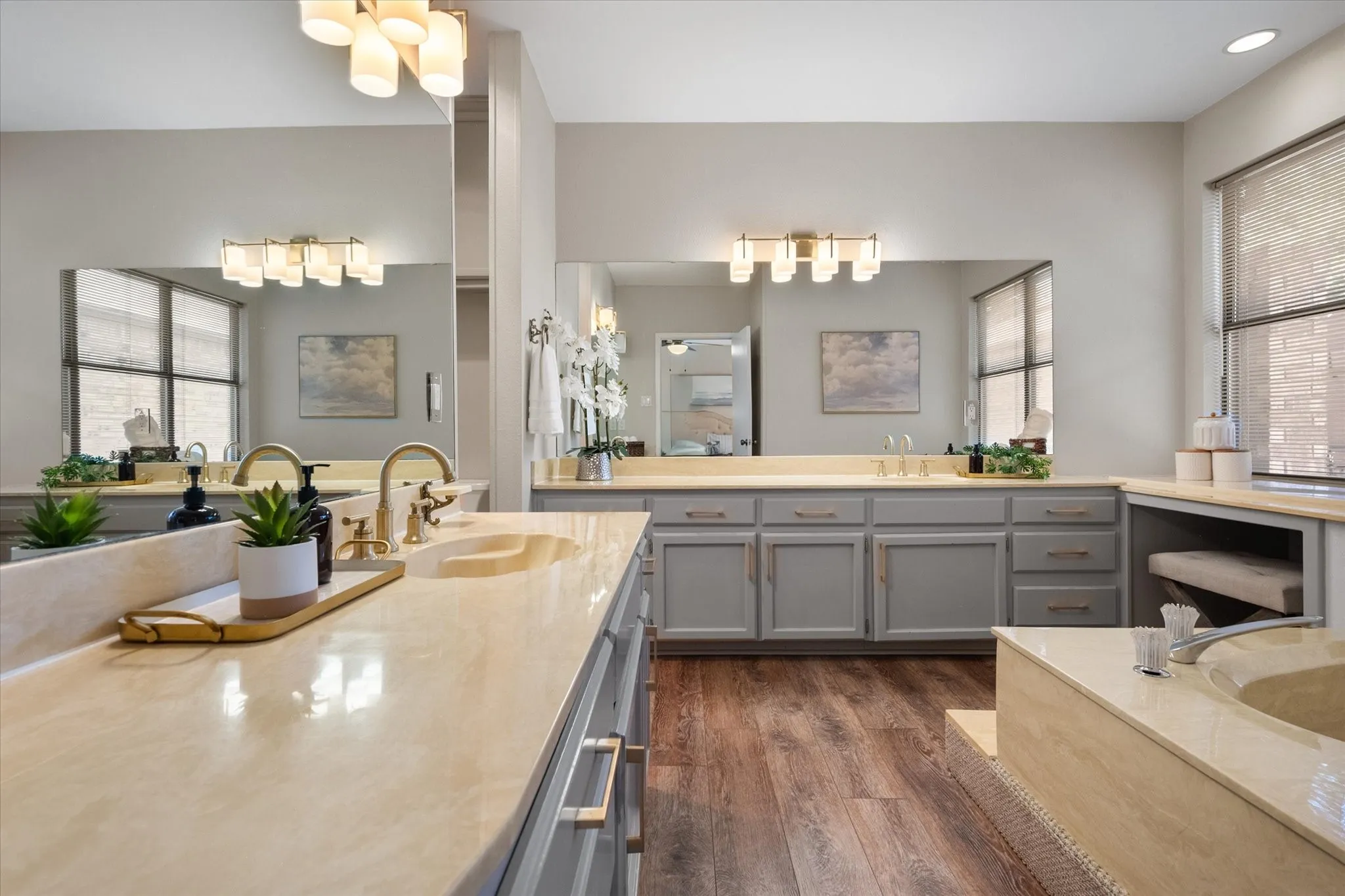 Dual vanities and sinks - lots of countertop space