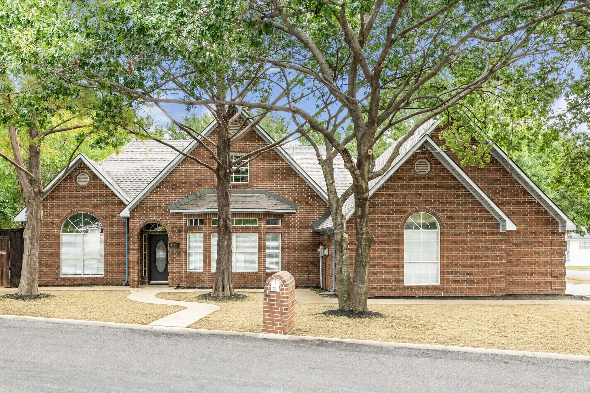 Single Family Residence For Sale in Grayson County , 227 N Hopson Street, Van Alstyne, Texas 75495, 5 Bedroom, 4 Bathroom, 3 Garage spaces, 3,239 Sqft, built in 1993, mls#21370325, Real Estate Agent in Van Alstyne, Homes For Sale in Grayson county, Homes For Sale in Van Alstyne, Realtor in Van Alstyne Texas, Real Estate Brokerage Independent Realty Texas, Luminita Cordes Realtor