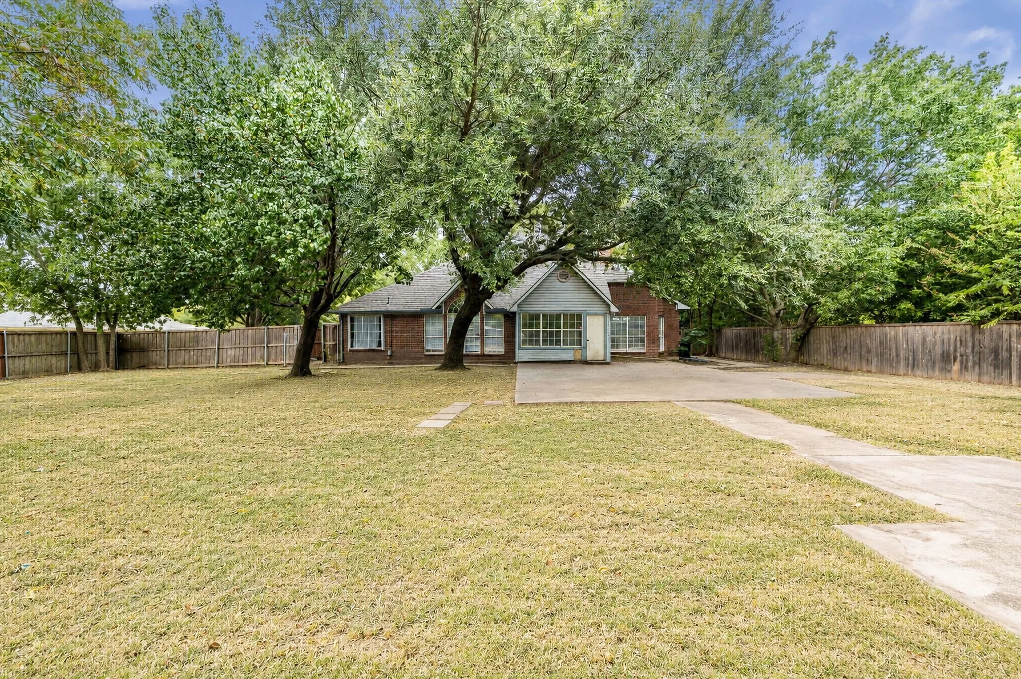 Single Family Residence For Sale in Grayson County , 227 N Hopson Street, Van Alstyne, Texas 75495, 5 Bedroom, 4 Bathroom, 3 Garage spaces, 3,239 Sqft, built in 1993, mls#21370325, Real Estate Agent in Van Alstyne, Homes For Sale in Grayson county, Homes For Sale in Van Alstyne, Realtor in Van Alstyne Texas, Real Estate Brokerage Independent Realty Texas, Luminita Cordes Realtor