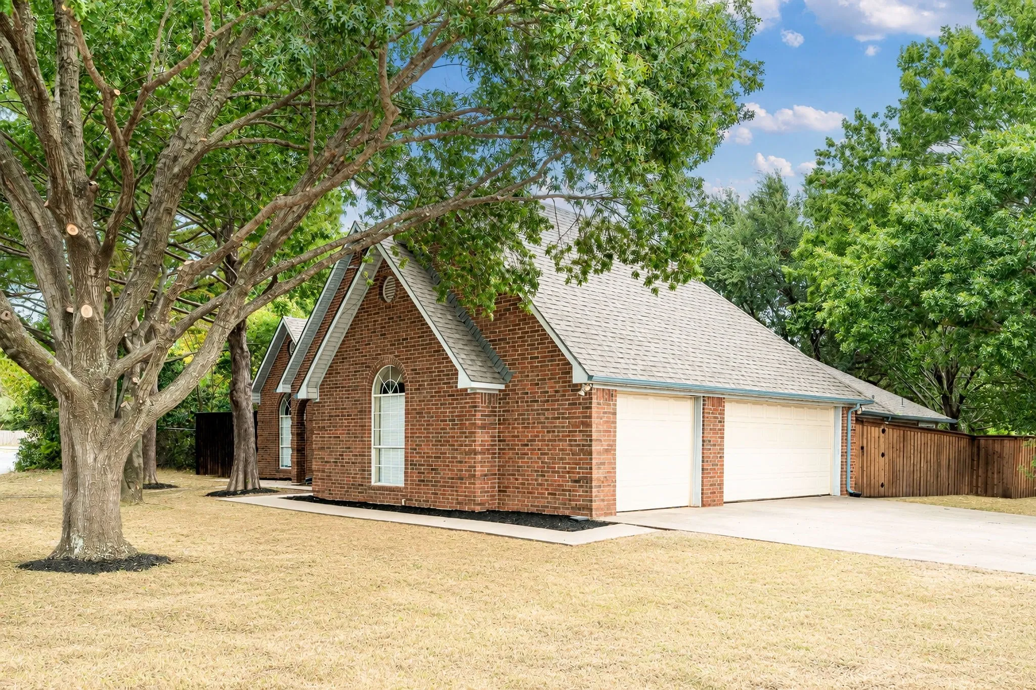Single Family Residence For Sale in Grayson County , 227 N Hopson Street, Van Alstyne, Texas 75495, 5 Bedroom, 4 Bathroom, 3 Garage spaces, 3,239 Sqft, built in 1993, mls#21370325, Real Estate Agent in Van Alstyne, Homes For Sale in Grayson county, Homes For Sale in Van Alstyne, Realtor in Van Alstyne Texas, Real Estate Brokerage Independent Realty Texas, Luminita Cordes Realtor