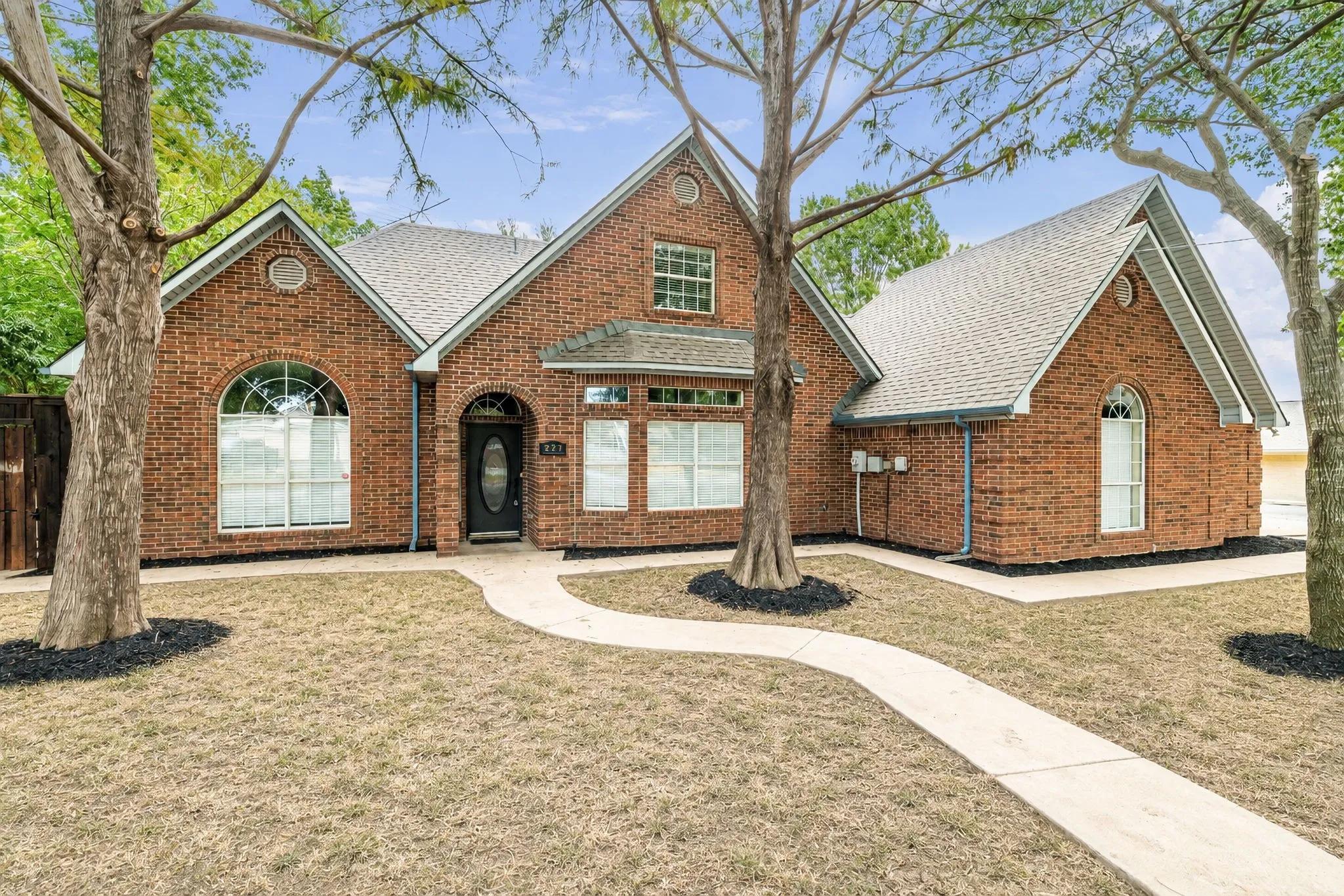 Single Family Residence For Sale in Grayson County , 227 N Hopson Street, Van Alstyne, Texas 75495, 5 Bedroom, 4 Bathroom, 3 Garage spaces, 3,239 Sqft, built in 1993, mls#21370325, Real Estate Agent in Van Alstyne, Homes For Sale in Grayson county, Homes For Sale in Van Alstyne, Realtor in Van Alstyne Texas, Real Estate Brokerage Independent Realty Texas, Luminita Cordes Realtor