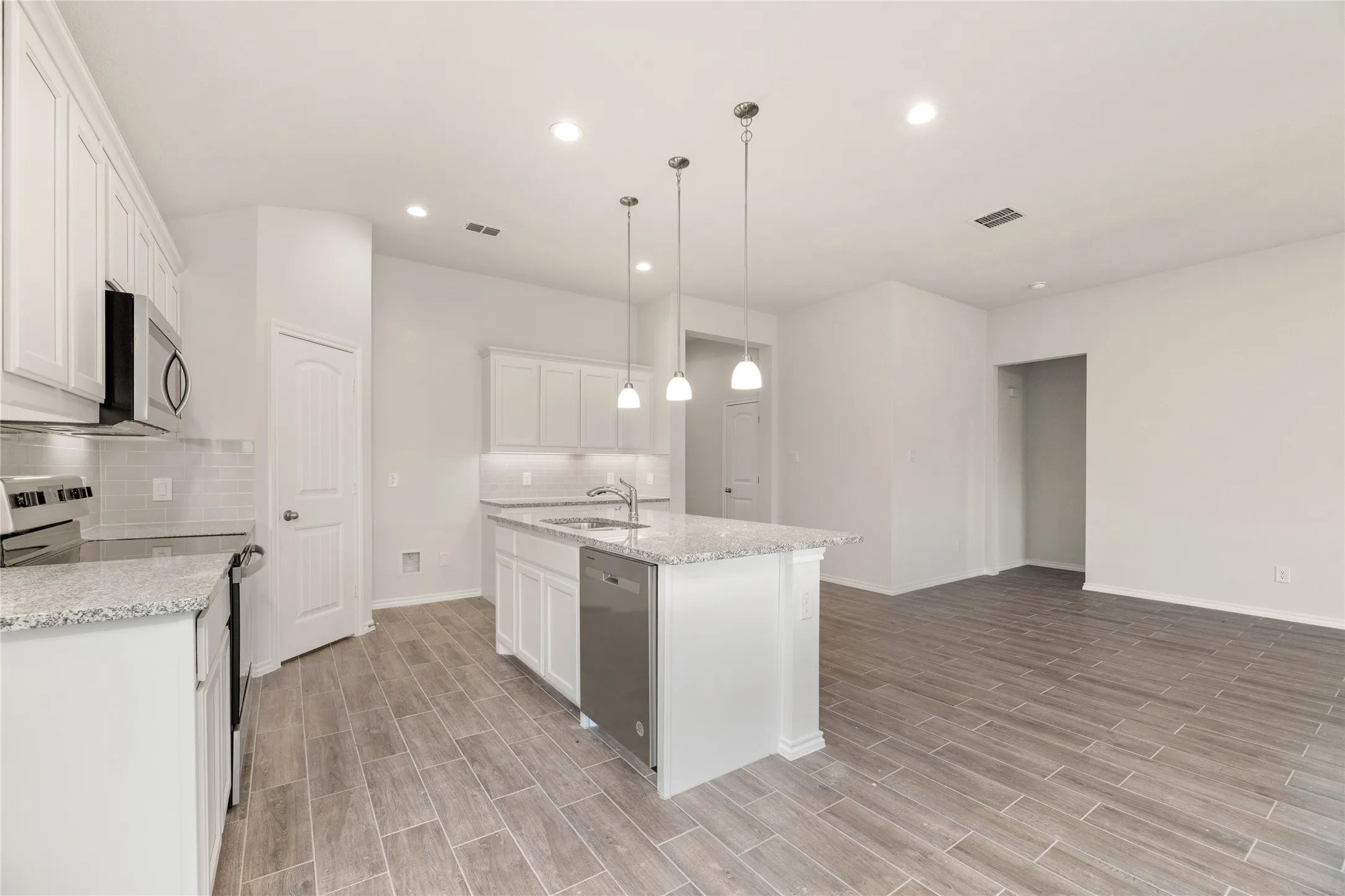 Single Family Residence For Rent in Denton County , 635 Frio Lane, Aubrey, Texas 76227, 4 Bedroom, 2 Bathroom, 2 Garage spaces, 2,022 Sqft, built in 2022, mls#21370256, Real Estate Agent in Aubrey, Homes For Rent in Denton county, Homes For Rent in Aubrey, Realtor in Aubrey Texas, Real Estate Brokerage Independent Realty Texas, Luminita Cordes Realtor