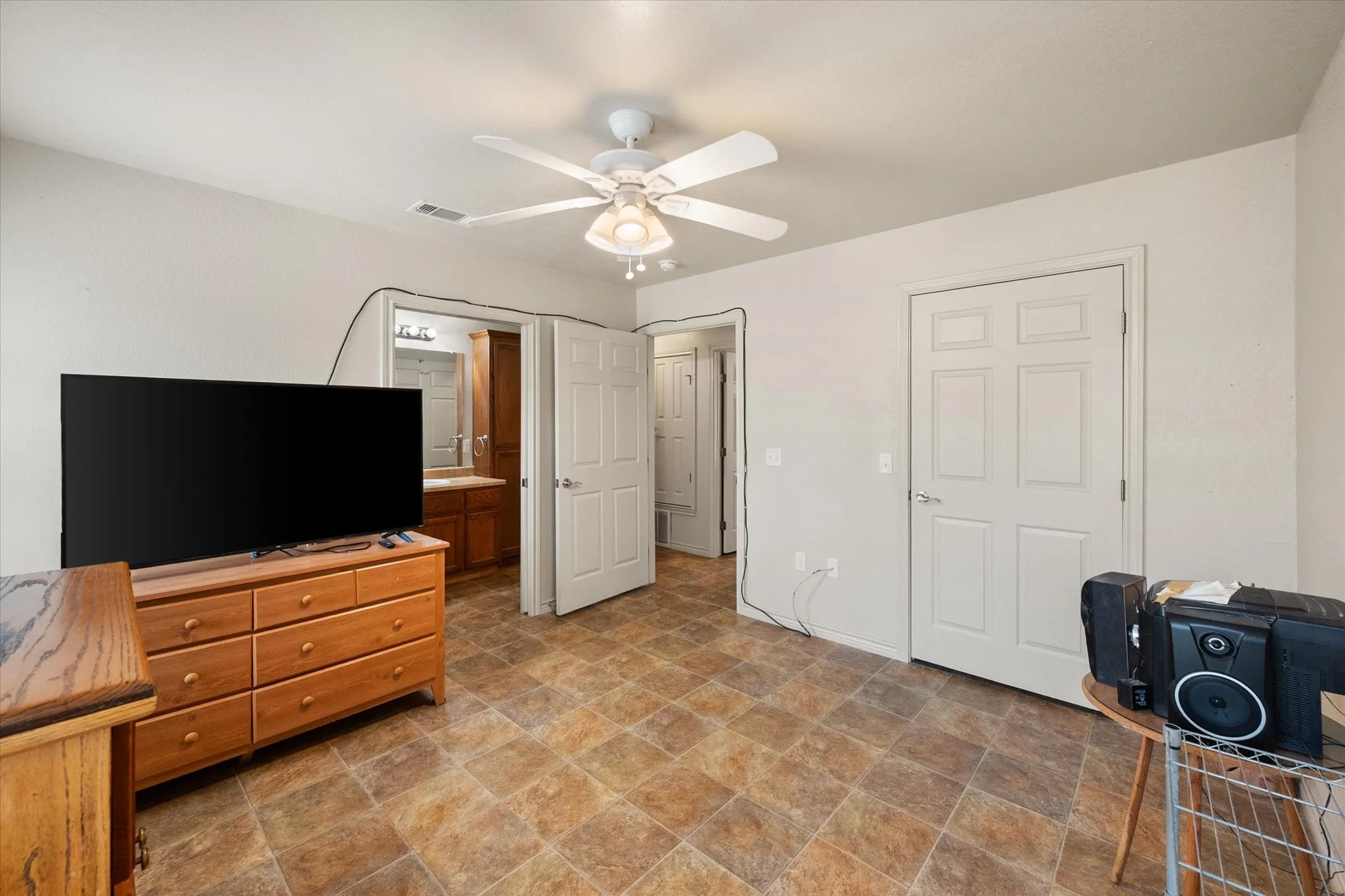 Single Family Residence For Sale in Navarro County , 700 Cypress Avenue, Corsicana, Texas 75110, 2 Bedroom, 1 Bathroom, Garage spaces, 1,161 Sqft, built in 2016, mls#21372175, Real Estate Agent in Corsicana, Homes For Sale in Navarro county, Homes For Sale in Corsicana, Realtor in Corsicana Texas, Real Estate Brokerage Independent Realty Texas, Luminita Cordes Realtor