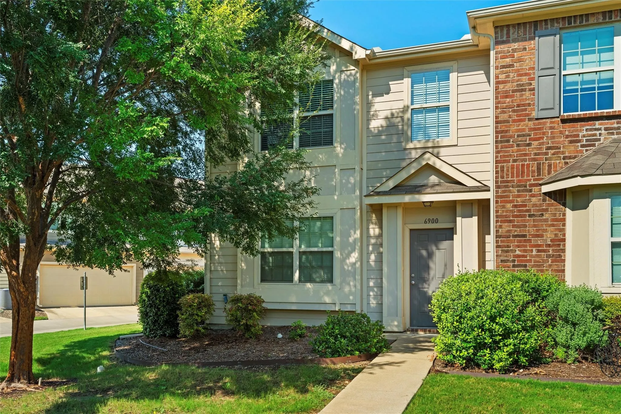 Townhouse For Rent in Tarrant County , 6900 Carrington Lane, Fort Worth, Texas 76137, 3 Bedroom, 3 Bathroom, 2 Garage spaces, 1,491 Sqft, built in 2013, mls#21369483, Real Estate Agent in Fort Worth, Homes For Rent in Tarrant county, Homes For Rent in Fort Worth, Realtor in Fort Worth Texas, Real Estate Brokerage Independent Realty Texas, Luminita Cordes Realtor