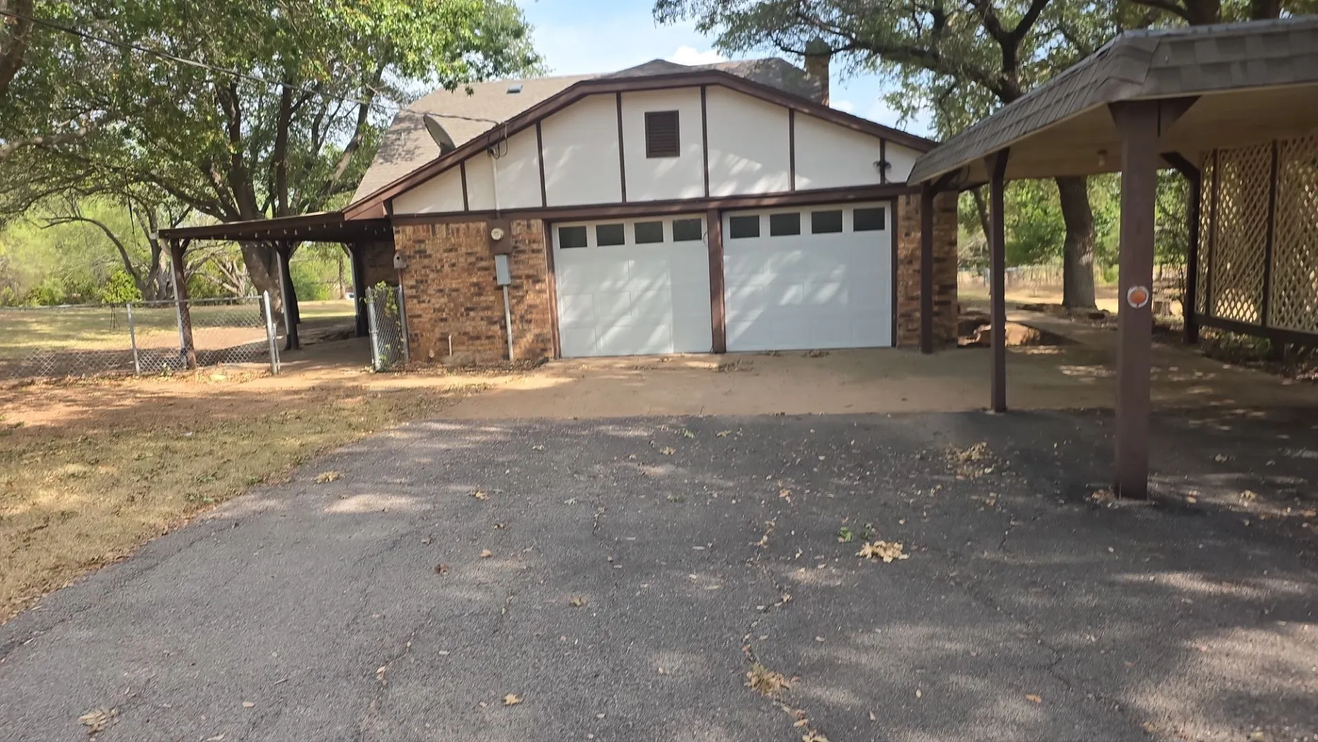 Single Family Residence For Sale in Parker County , 457 Shady Oak Drive, Weatherford, Texas 76087, 3 Bedroom, 2 Bathroom, 2 Garage spaces, 1,624 Sqft, built in 1977, mls#21372244, Real Estate Agent in Weatherford, Homes For Sale in Parker county, Homes For Sale in Weatherford, Realtor in Weatherford Texas, Real Estate Brokerage Independent Realty Texas, Luminita Cordes Realtor