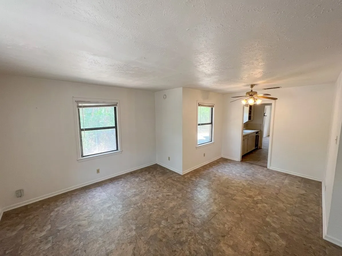Single Family Residence For Sale in Dallas County , 2311 Village Way, Dallas, Texas 75216, 3 Bedroom, 2 Bathroom, Garage spaces, 1,040 Sqft, built in 1949, mls#21372110, Real Estate Agent in Dallas, Homes For Sale in Dallas county, Homes For Sale in Dallas, Realtor in Dallas Texas, Real Estate Brokerage Independent Realty Texas, Luminita Cordes Realtor