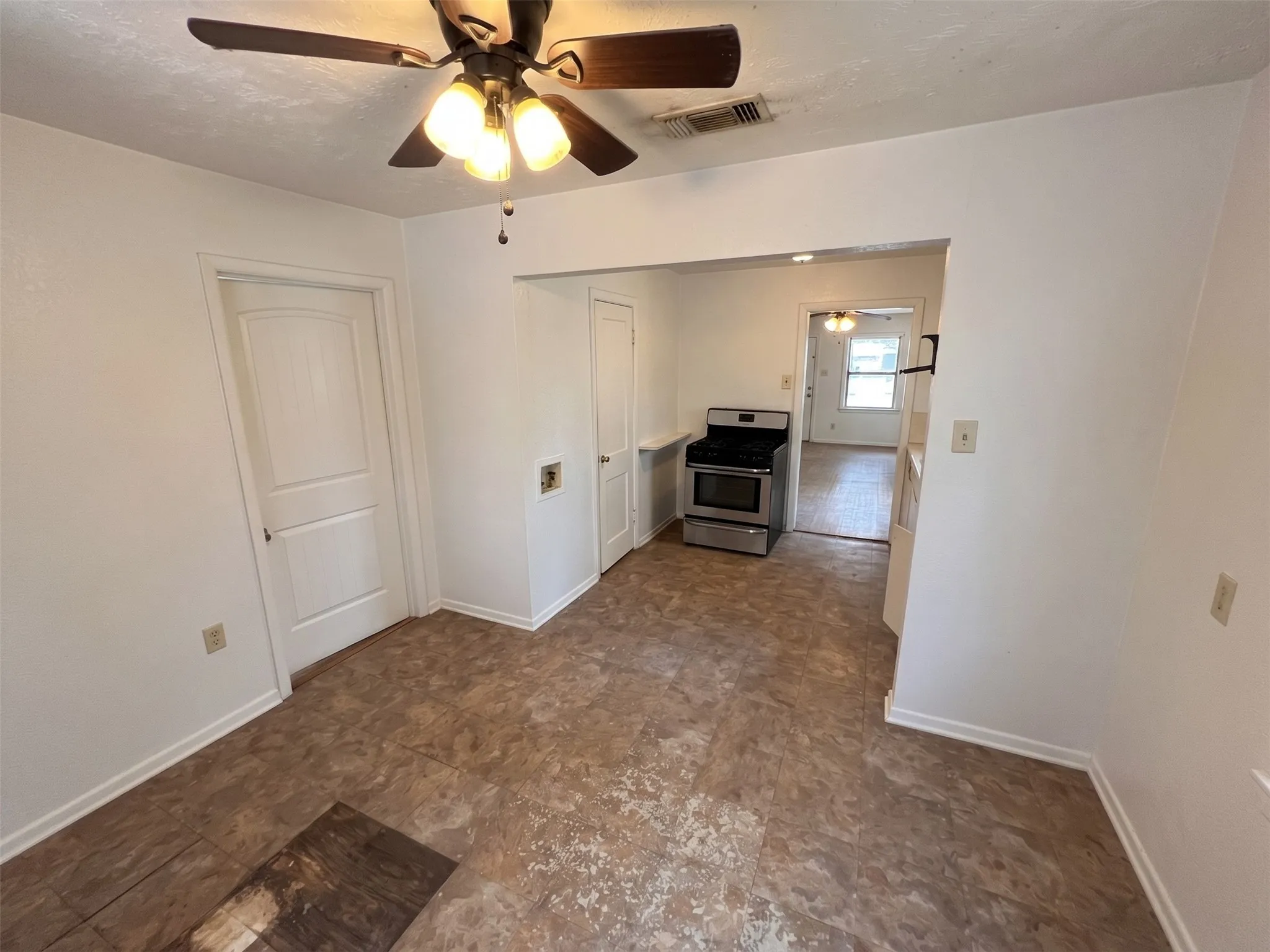 Single Family Residence For Sale in Dallas County , 2311 Village Way, Dallas, Texas 75216, 3 Bedroom, 2 Bathroom, Garage spaces, 1,040 Sqft, built in 1949, mls#21372110, Real Estate Agent in Dallas, Homes For Sale in Dallas county, Homes For Sale in Dallas, Realtor in Dallas Texas, Real Estate Brokerage Independent Realty Texas, Luminita Cordes Realtor