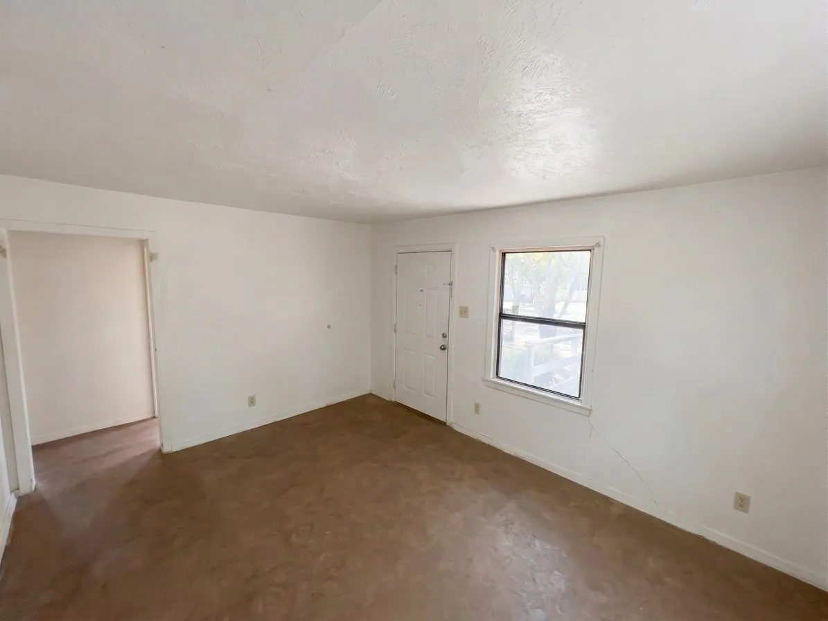 Single Family Residence For Sale in Dallas County , 2311 Village Way, Dallas, Texas 75216, 3 Bedroom, 2 Bathroom, Garage spaces, 1,040 Sqft, built in 1949, mls#21372110, Real Estate Agent in Dallas, Homes For Sale in Dallas county, Homes For Sale in Dallas, Realtor in Dallas Texas, Real Estate Brokerage Independent Realty Texas, Luminita Cordes Realtor