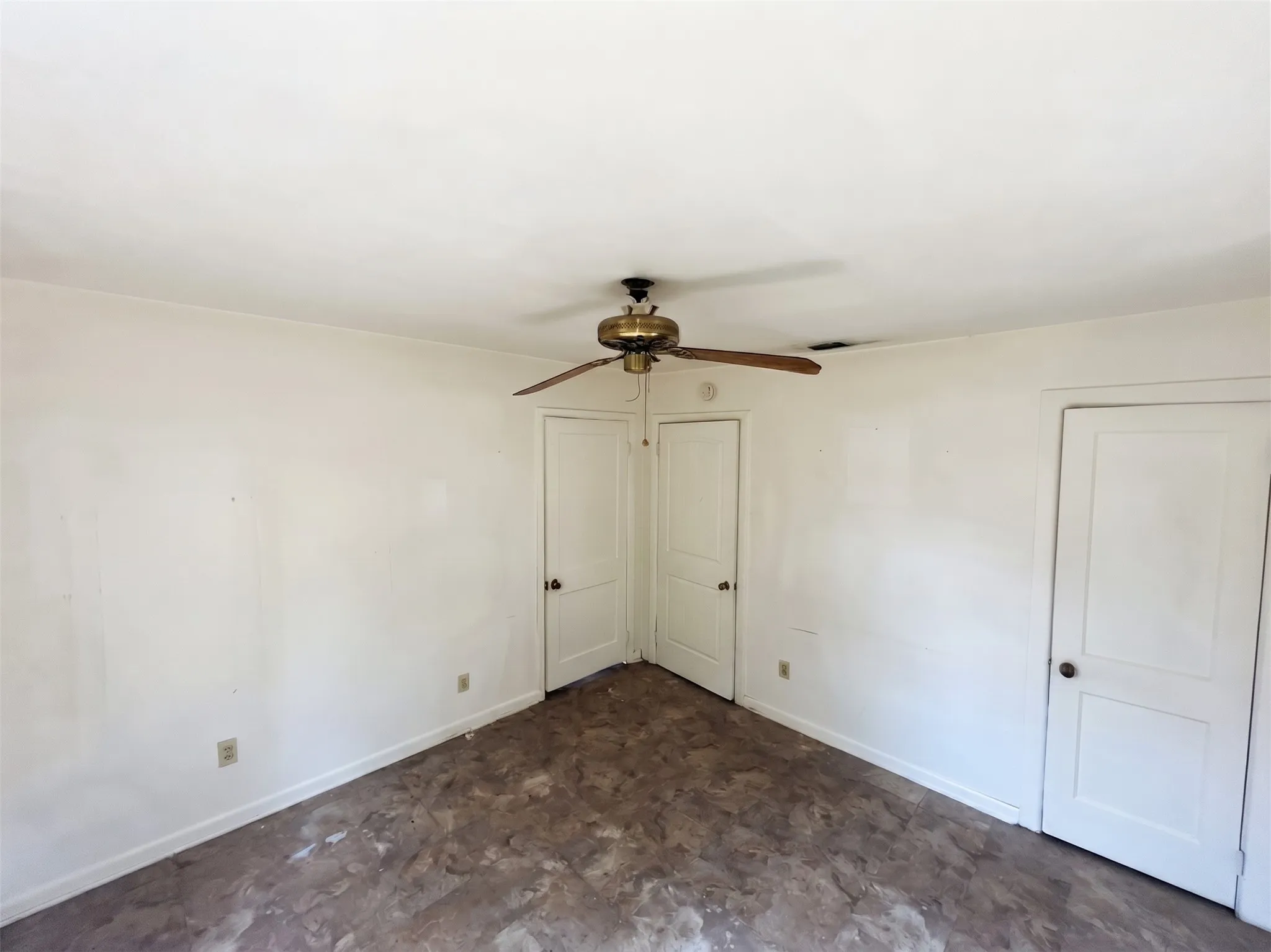 Single Family Residence For Sale in Dallas County , 2311 Village Way, Dallas, Texas 75216, 3 Bedroom, 2 Bathroom, Garage spaces, 1,040 Sqft, built in 1949, mls#21372110, Real Estate Agent in Dallas, Homes For Sale in Dallas county, Homes For Sale in Dallas, Realtor in Dallas Texas, Real Estate Brokerage Independent Realty Texas, Luminita Cordes Realtor