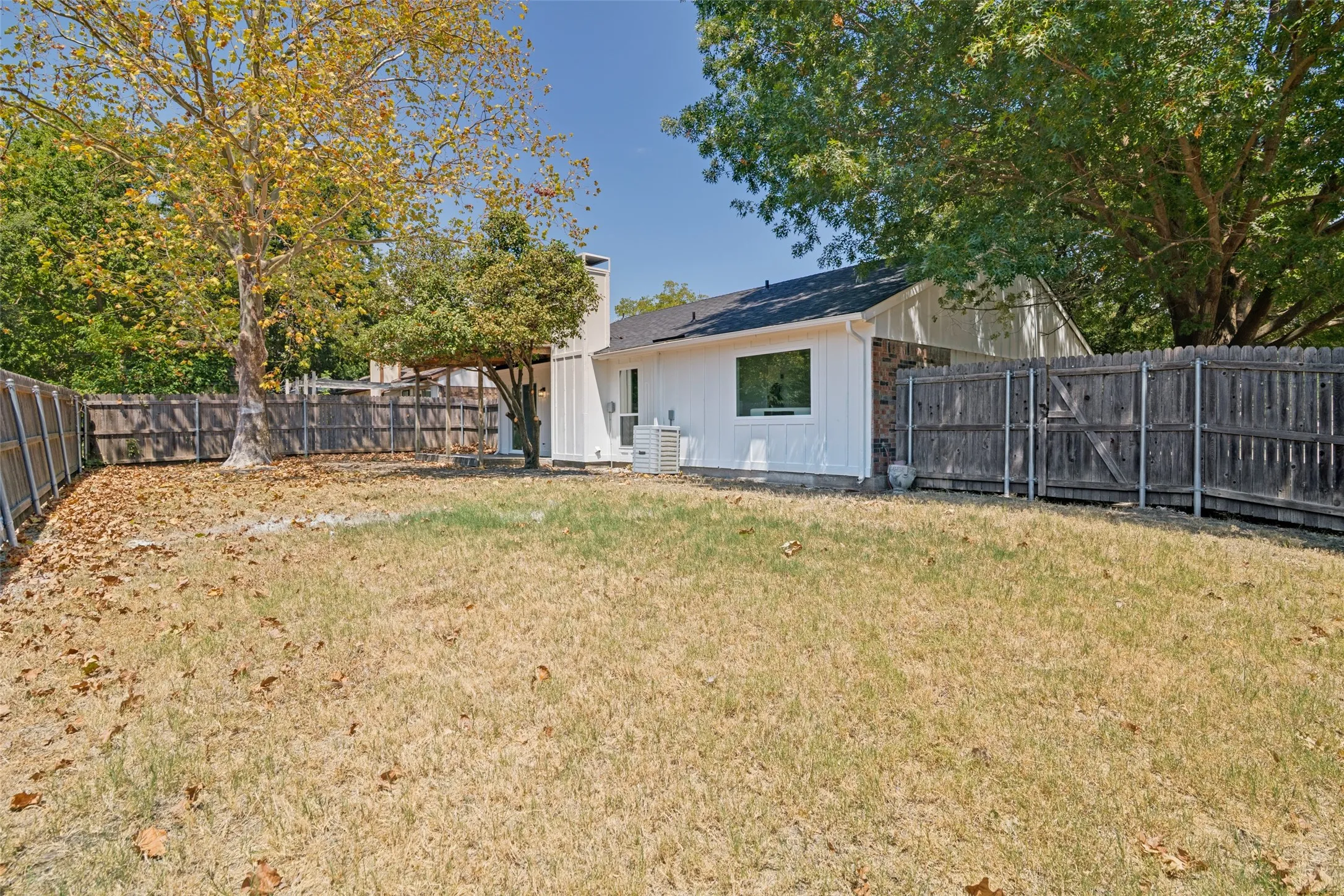 Single Family Residence For Sale in Rockwall County , 201 Mapleridge Drive, Rockwall, Texas 75032, 3 Bedroom, 2 Bathroom, 1 Garage spaces, 1,183 Sqft, built in 1985, mls#21372142, Real Estate Agent in Rockwall, Homes For Sale in Rockwall county, Homes For Sale in Rockwall, Realtor in Rockwall Texas, Real Estate Brokerage Independent Realty Texas, Luminita Cordes Realtor