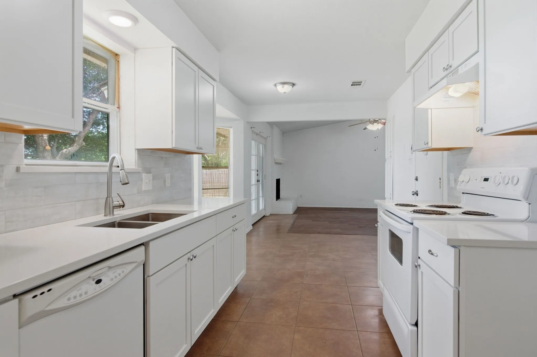 Single Family Residence For Rent in Tarrant County , 6413 Melinda Court, Watauga, Texas 76148, 3 Bedroom, 2 Bathroom, 2 Garage spaces, 1,182 Sqft, built in 1984, mls#21371898, Real Estate Agent in Watauga, Homes For Rent in Tarrant county, Homes For Rent in Watauga, Realtor in Watauga Texas, Real Estate Brokerage Independent Realty Texas, Luminita Cordes Realtor