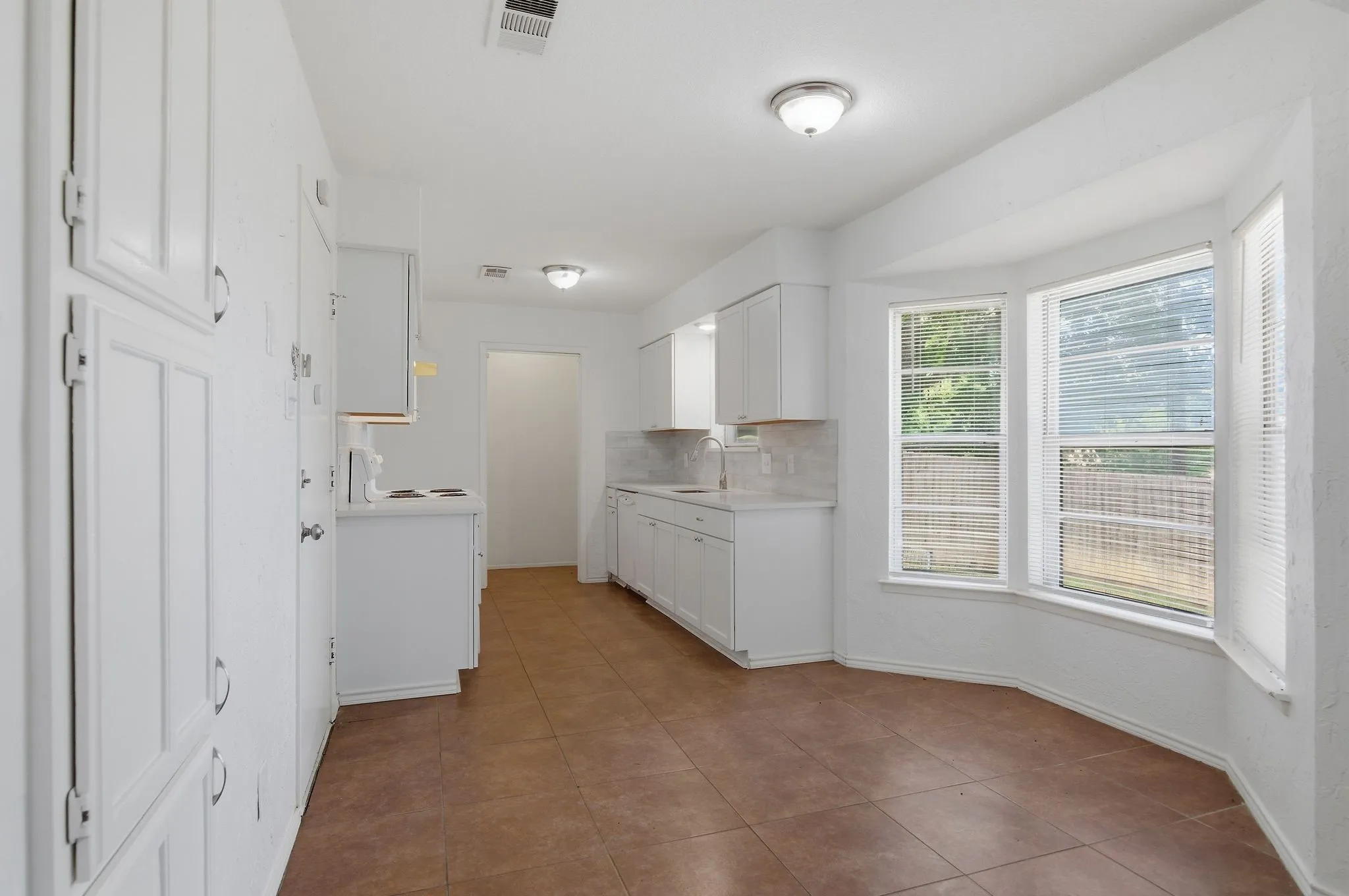 Single Family Residence For Rent in Tarrant County , 6413 Melinda Court, Watauga, Texas 76148, 3 Bedroom, 2 Bathroom, 2 Garage spaces, 1,182 Sqft, built in 1984, mls#21371898, Real Estate Agent in Watauga, Homes For Rent in Tarrant county, Homes For Rent in Watauga, Realtor in Watauga Texas, Real Estate Brokerage Independent Realty Texas, Luminita Cordes Realtor
