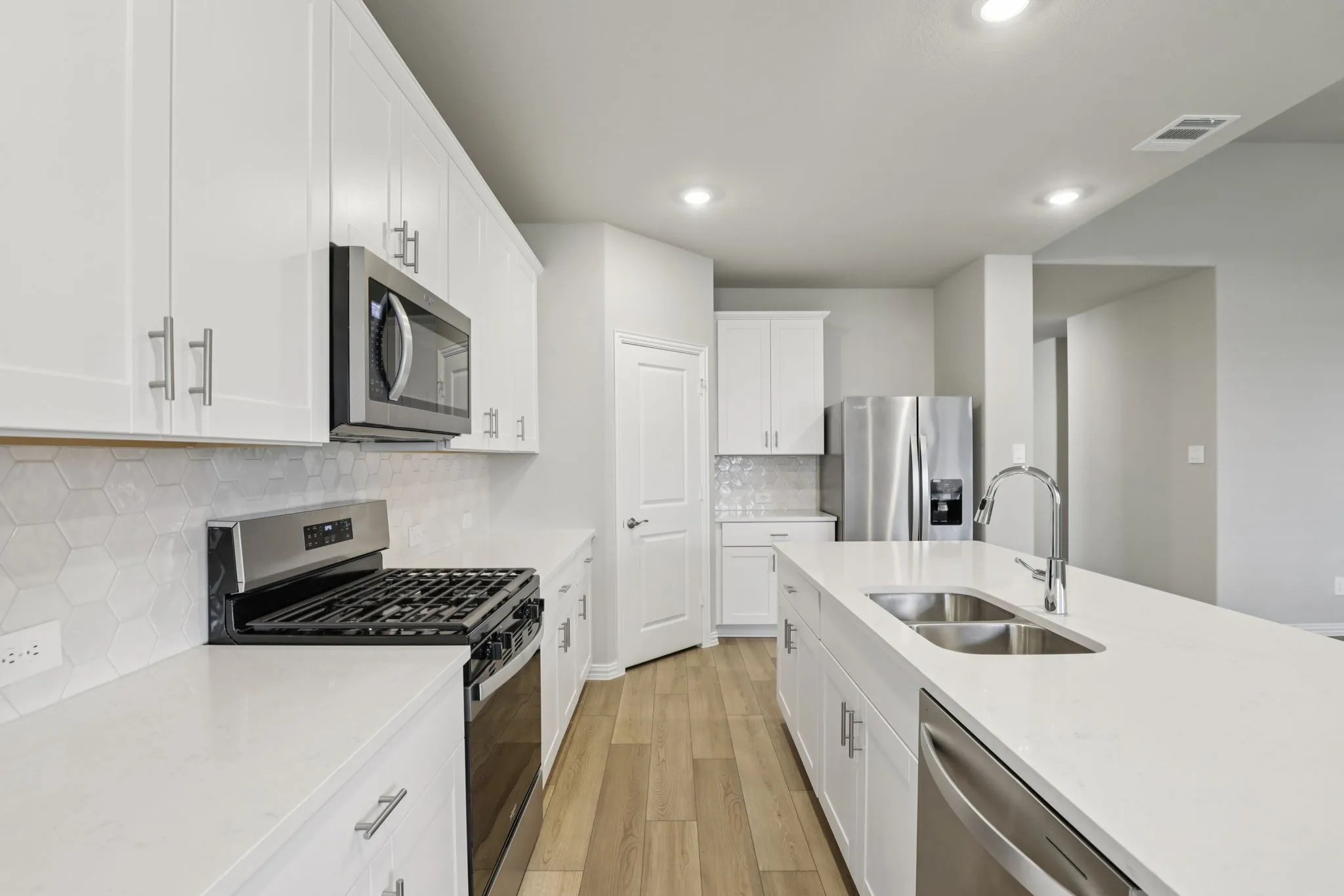  Photo is not of the actual home, but is an inspirational photo of builder’s model home and may depict options, furnishings, and/or decorator features that are not included.
