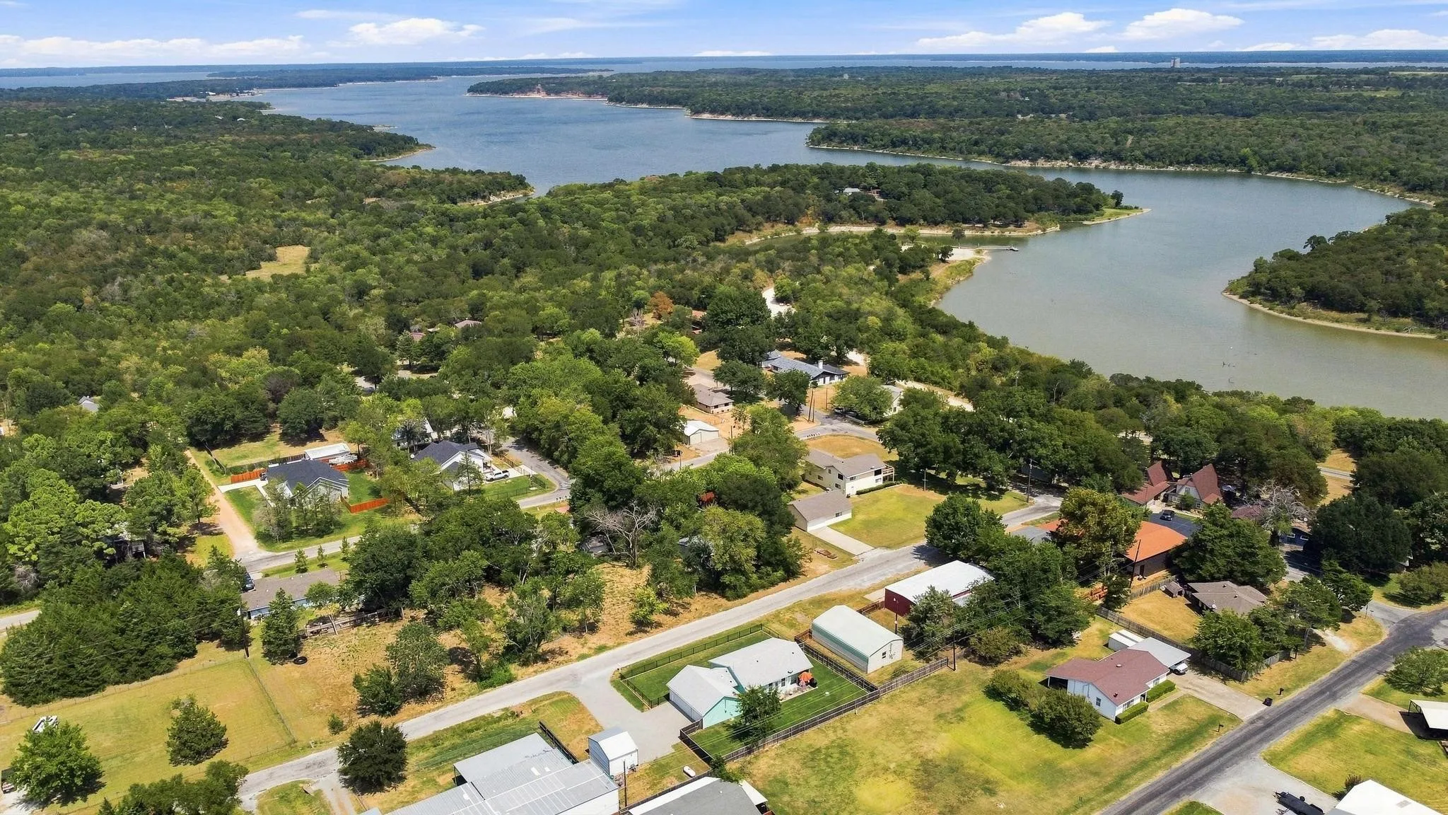 Single Family Residence For Sale in Grayson County , 288 Clayton Drive, Pottsboro, Texas 75076, 2 Bedroom, 2 Bathroom, Garage spaces, 1,462 Sqft, built in 2007, mls#21369261, Real Estate Agent in Pottsboro, Homes For Sale in Grayson county, Homes For Sale in Pottsboro, Realtor in Pottsboro Texas, Real Estate Brokerage Independent Realty Texas, Luminita Cordes Realtor