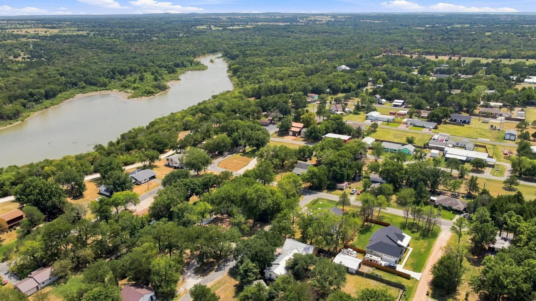 Single Family Residence For Sale in Grayson County , 288 Clayton Drive, Pottsboro, Texas 75076, 2 Bedroom, 2 Bathroom, Garage spaces, 1,462 Sqft, built in 2007, mls#21369261, Real Estate Agent in Pottsboro, Homes For Sale in Grayson county, Homes For Sale in Pottsboro, Realtor in Pottsboro Texas, Real Estate Brokerage Independent Realty Texas, Luminita Cordes Realtor