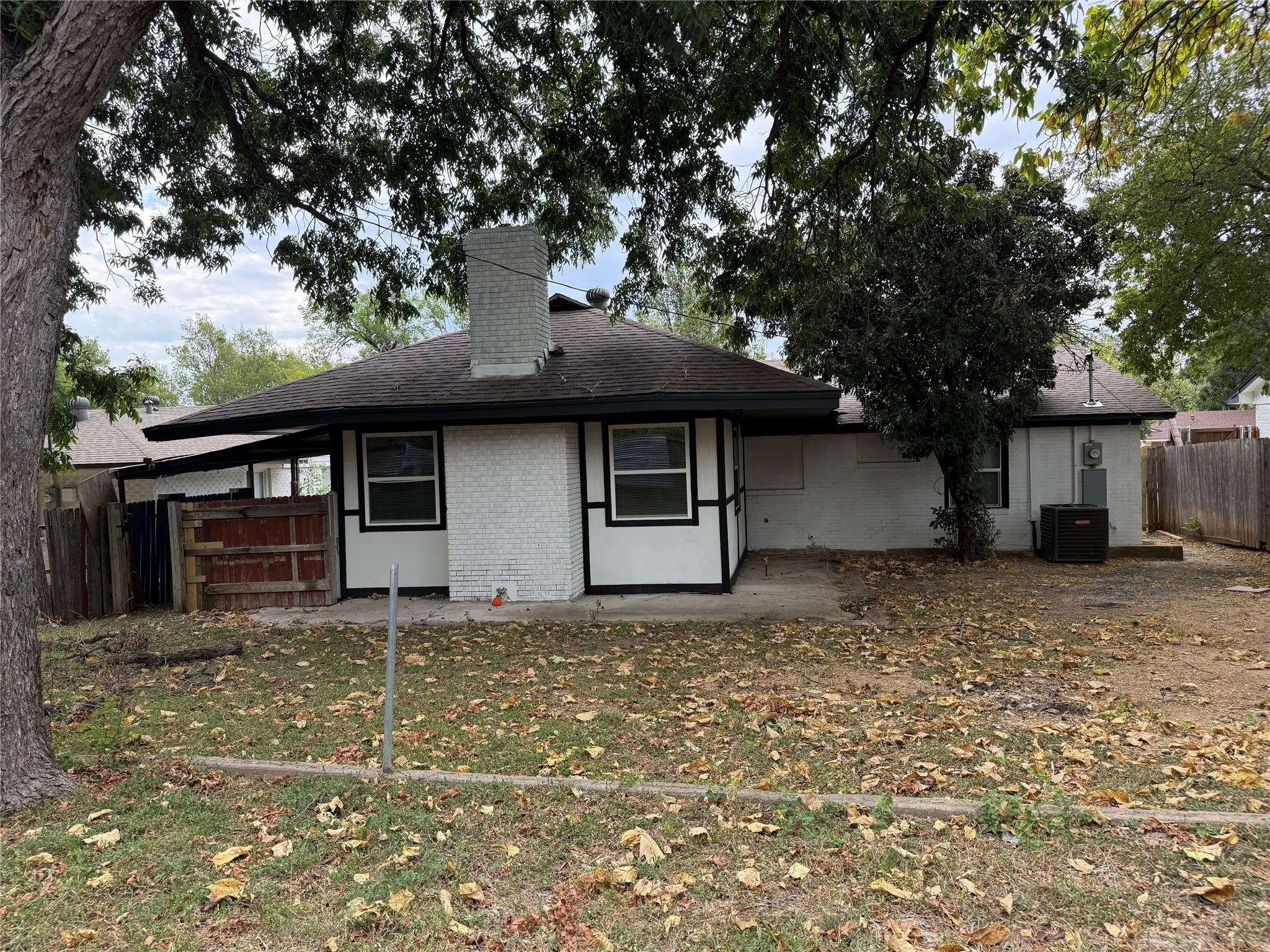 Single Family Residence For Rent in Dallas County , 1918 Proctor Drive, Grand Prairie, Texas 75051, 4 Bedroom, 2 Bathroom, Garage spaces, 1,690 Sqft, built in 1956, mls#21372269, Real Estate Agent in Grand Prairie, Homes For Rent in Dallas county, Homes For Rent in Grand Prairie, Realtor in Grand Prairie Texas, Real Estate Brokerage Independent Realty Texas, Luminita Cordes Realtor