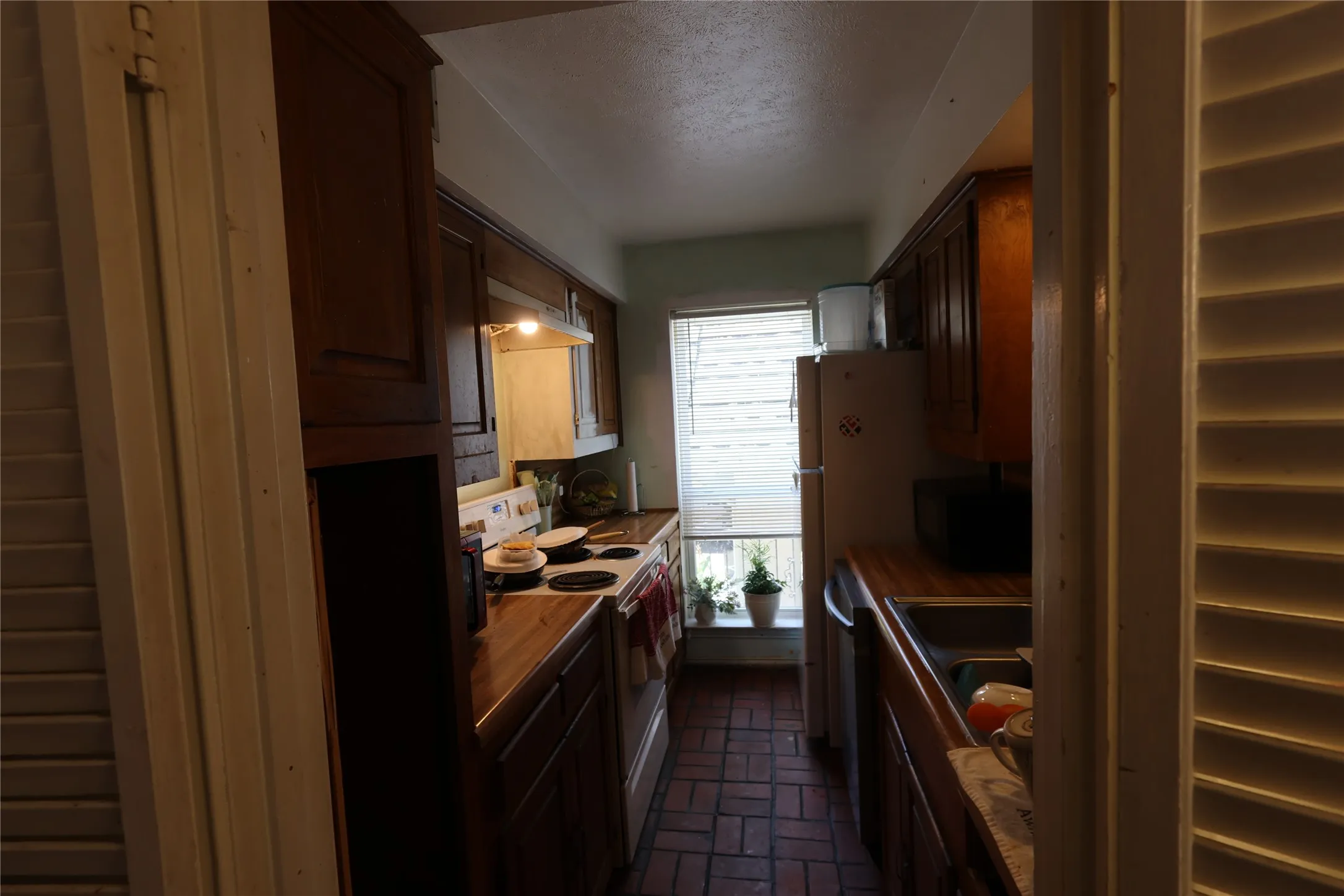 Condominium For Sale in Dallas County , 900 S Weatherred Drive 900F, Richardson, Texas 75080, 2 Bedroom, 2 Bathroom, Garage spaces, 987 Sqft, built in 1967, mls#21372285, Real Estate Agent in Richardson, Homes For Sale in Dallas county, Homes For Sale in Richardson, Realtor in Richardson Texas, Real Estate Brokerage Independent Realty Texas, Luminita Cordes Realtor