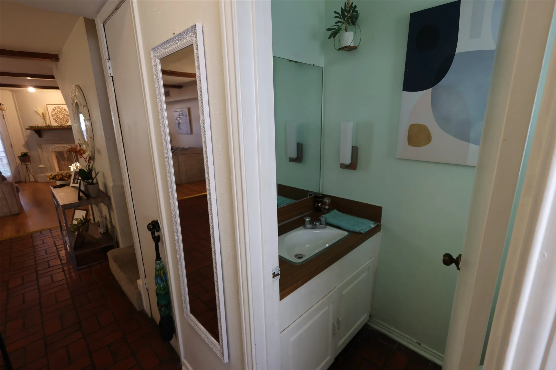 Condominium For Sale in Dallas County , 900 S Weatherred Drive 900F, Richardson, Texas 75080, 2 Bedroom, 2 Bathroom, Garage spaces, 987 Sqft, built in 1967, mls#21372285, Real Estate Agent in Richardson, Homes For Sale in Dallas county, Homes For Sale in Richardson, Realtor in Richardson Texas, Real Estate Brokerage Independent Realty Texas, Luminita Cordes Realtor
