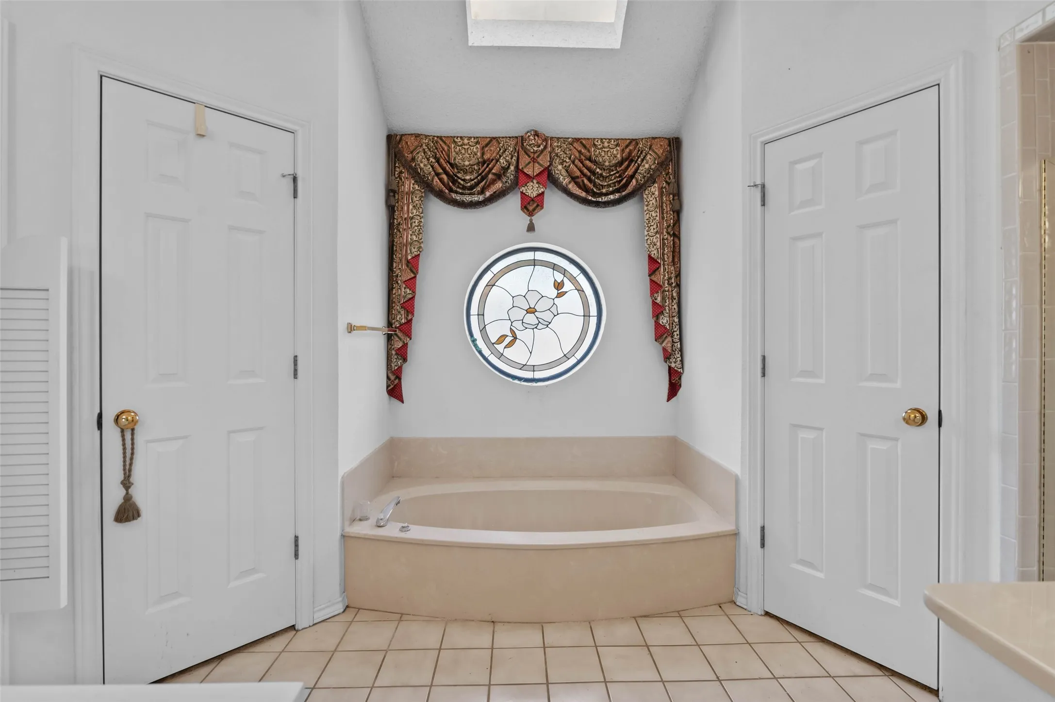 Single Family Residence For Sale in Dallas County , 2703 Devonshire Drive, Carrollton, Texas 75007, 4 Bedroom, 3 Bathroom, 2 Garage spaces, 2,368 Sqft, built in 1986, mls#21372246, Real Estate Agent in Carrollton, Homes For Sale in Dallas county, Homes For Sale in Carrollton, Realtor in Carrollton Texas, Real Estate Brokerage Independent Realty Texas, Luminita Cordes Realtor