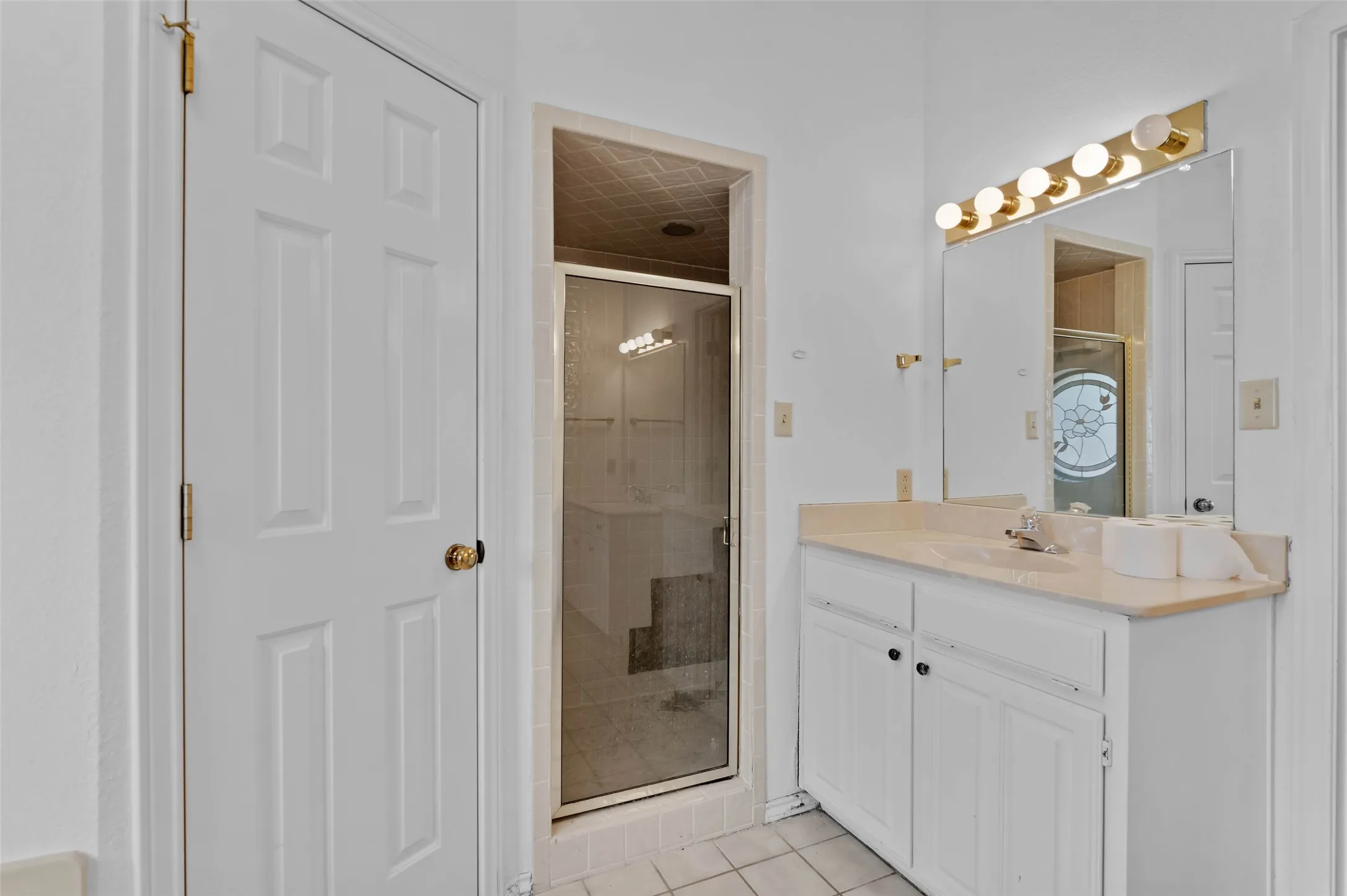Single Family Residence For Sale in Dallas County , 2703 Devonshire Drive, Carrollton, Texas 75007, 4 Bedroom, 3 Bathroom, 2 Garage spaces, 2,368 Sqft, built in 1986, mls#21372246, Real Estate Agent in Carrollton, Homes For Sale in Dallas county, Homes For Sale in Carrollton, Realtor in Carrollton Texas, Real Estate Brokerage Independent Realty Texas, Luminita Cordes Realtor