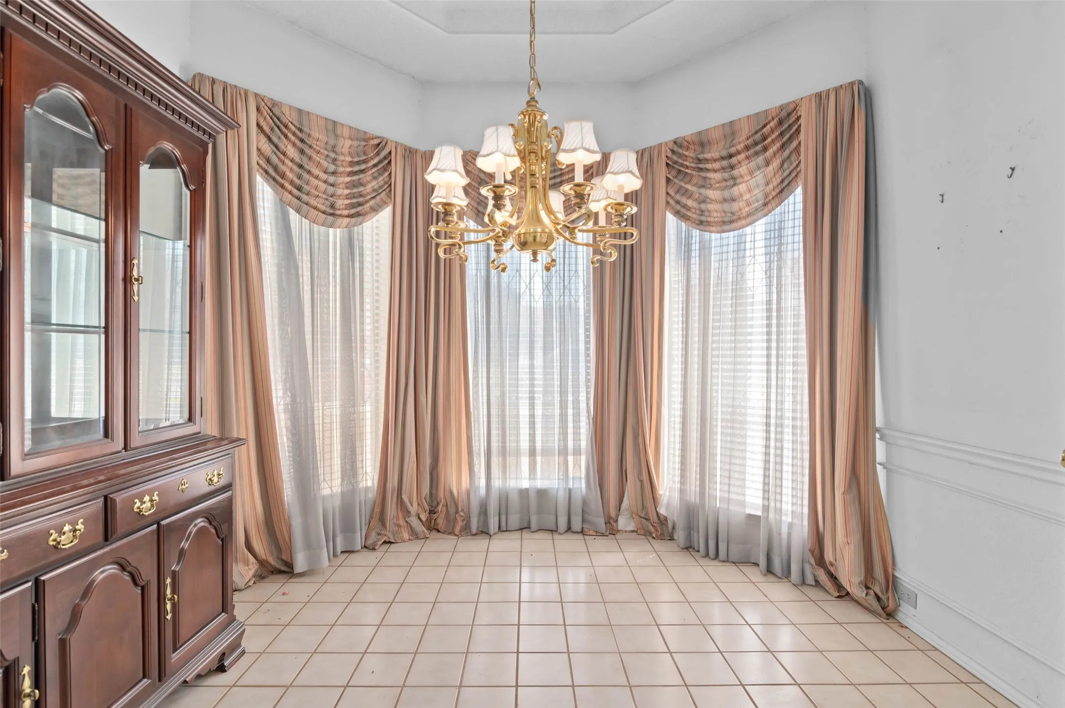 Single Family Residence For Sale in Dallas County , 2703 Devonshire Drive, Carrollton, Texas 75007, 4 Bedroom, 3 Bathroom, 2 Garage spaces, 2,368 Sqft, built in 1986, mls#21372246, Real Estate Agent in Carrollton, Homes For Sale in Dallas county, Homes For Sale in Carrollton, Realtor in Carrollton Texas, Real Estate Brokerage Independent Realty Texas, Luminita Cordes Realtor