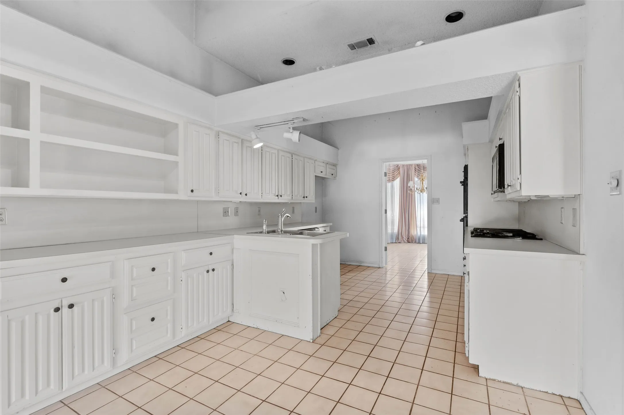 Single Family Residence For Sale in Dallas County , 2703 Devonshire Drive, Carrollton, Texas 75007, 4 Bedroom, 3 Bathroom, 2 Garage spaces, 2,368 Sqft, built in 1986, mls#21372246, Real Estate Agent in Carrollton, Homes For Sale in Dallas county, Homes For Sale in Carrollton, Realtor in Carrollton Texas, Real Estate Brokerage Independent Realty Texas, Luminita Cordes Realtor