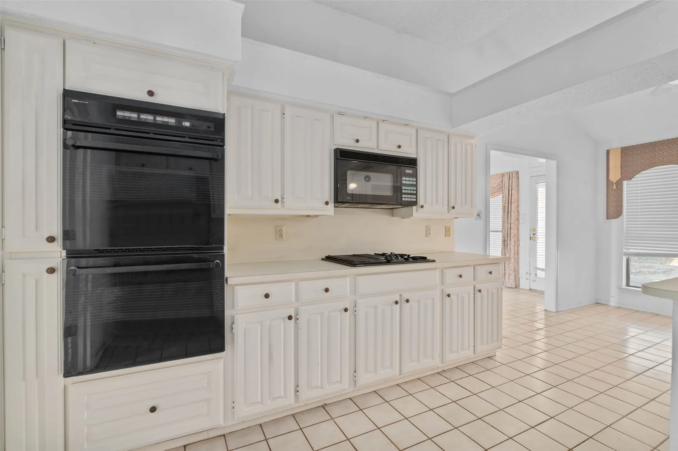 Single Family Residence For Sale in Dallas County , 2703 Devonshire Drive, Carrollton, Texas 75007, 4 Bedroom, 3 Bathroom, 2 Garage spaces, 2,368 Sqft, built in 1986, mls#21372246, Real Estate Agent in Carrollton, Homes For Sale in Dallas county, Homes For Sale in Carrollton, Realtor in Carrollton Texas, Real Estate Brokerage Independent Realty Texas, Luminita Cordes Realtor