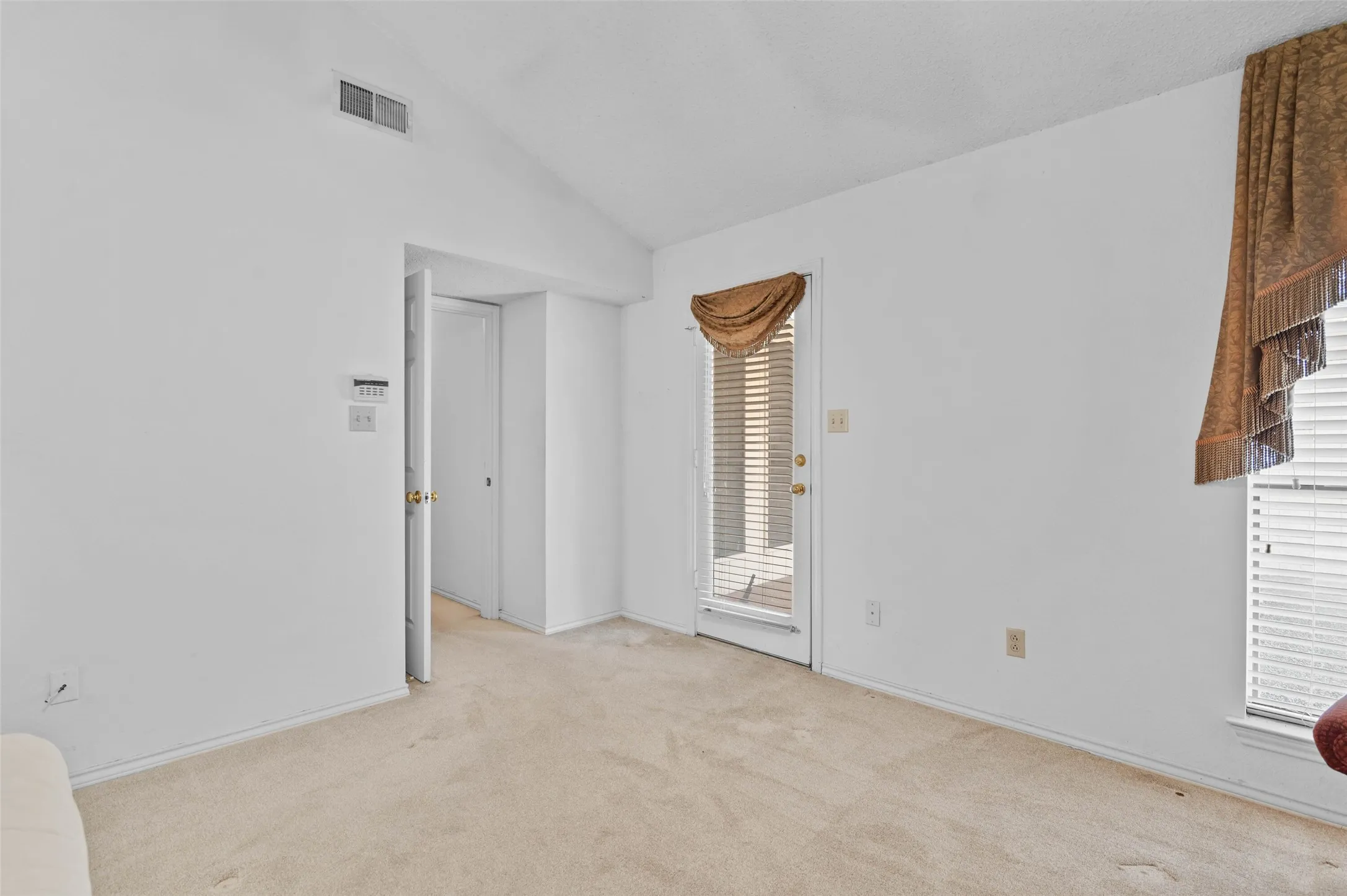 Single Family Residence For Sale in Dallas County , 2703 Devonshire Drive, Carrollton, Texas 75007, 4 Bedroom, 3 Bathroom, 2 Garage spaces, 2,368 Sqft, built in 1986, mls#21372246, Real Estate Agent in Carrollton, Homes For Sale in Dallas county, Homes For Sale in Carrollton, Realtor in Carrollton Texas, Real Estate Brokerage Independent Realty Texas, Luminita Cordes Realtor