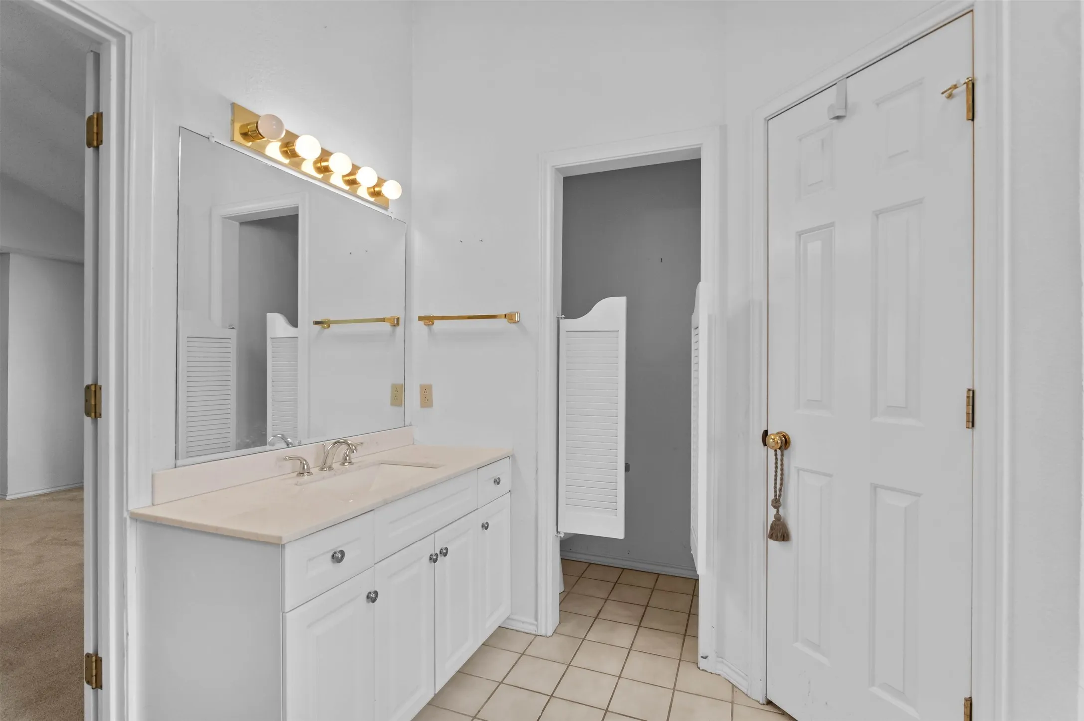 Single Family Residence For Sale in Dallas County , 2703 Devonshire Drive, Carrollton, Texas 75007, 4 Bedroom, 3 Bathroom, 2 Garage spaces, 2,368 Sqft, built in 1986, mls#21372246, Real Estate Agent in Carrollton, Homes For Sale in Dallas county, Homes For Sale in Carrollton, Realtor in Carrollton Texas, Real Estate Brokerage Independent Realty Texas, Luminita Cordes Realtor