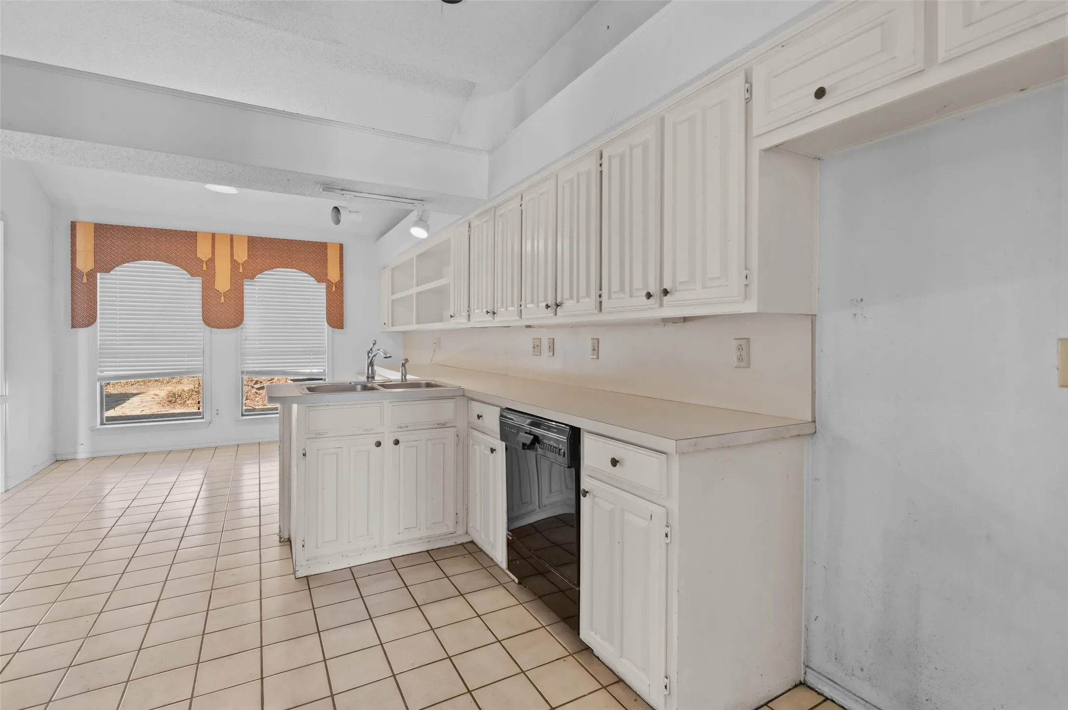Single Family Residence For Sale in Dallas County , 2703 Devonshire Drive, Carrollton, Texas 75007, 4 Bedroom, 3 Bathroom, 2 Garage spaces, 2,368 Sqft, built in 1986, mls#21372246, Real Estate Agent in Carrollton, Homes For Sale in Dallas county, Homes For Sale in Carrollton, Realtor in Carrollton Texas, Real Estate Brokerage Independent Realty Texas, Luminita Cordes Realtor