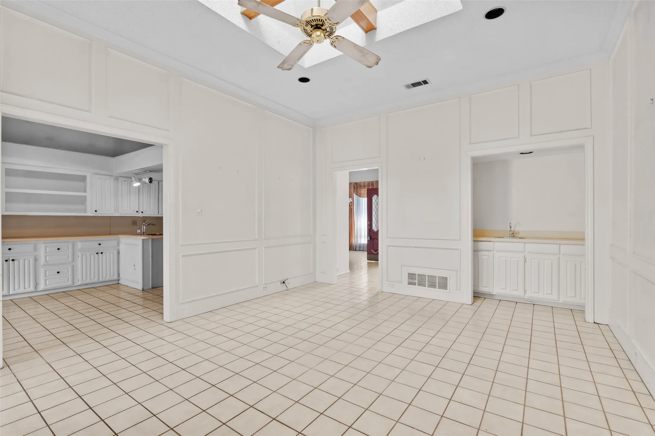 Single Family Residence For Sale in Dallas County , 2703 Devonshire Drive, Carrollton, Texas 75007, 4 Bedroom, 3 Bathroom, 2 Garage spaces, 2,368 Sqft, built in 1986, mls#21372246, Real Estate Agent in Carrollton, Homes For Sale in Dallas county, Homes For Sale in Carrollton, Realtor in Carrollton Texas, Real Estate Brokerage Independent Realty Texas, Luminita Cordes Realtor