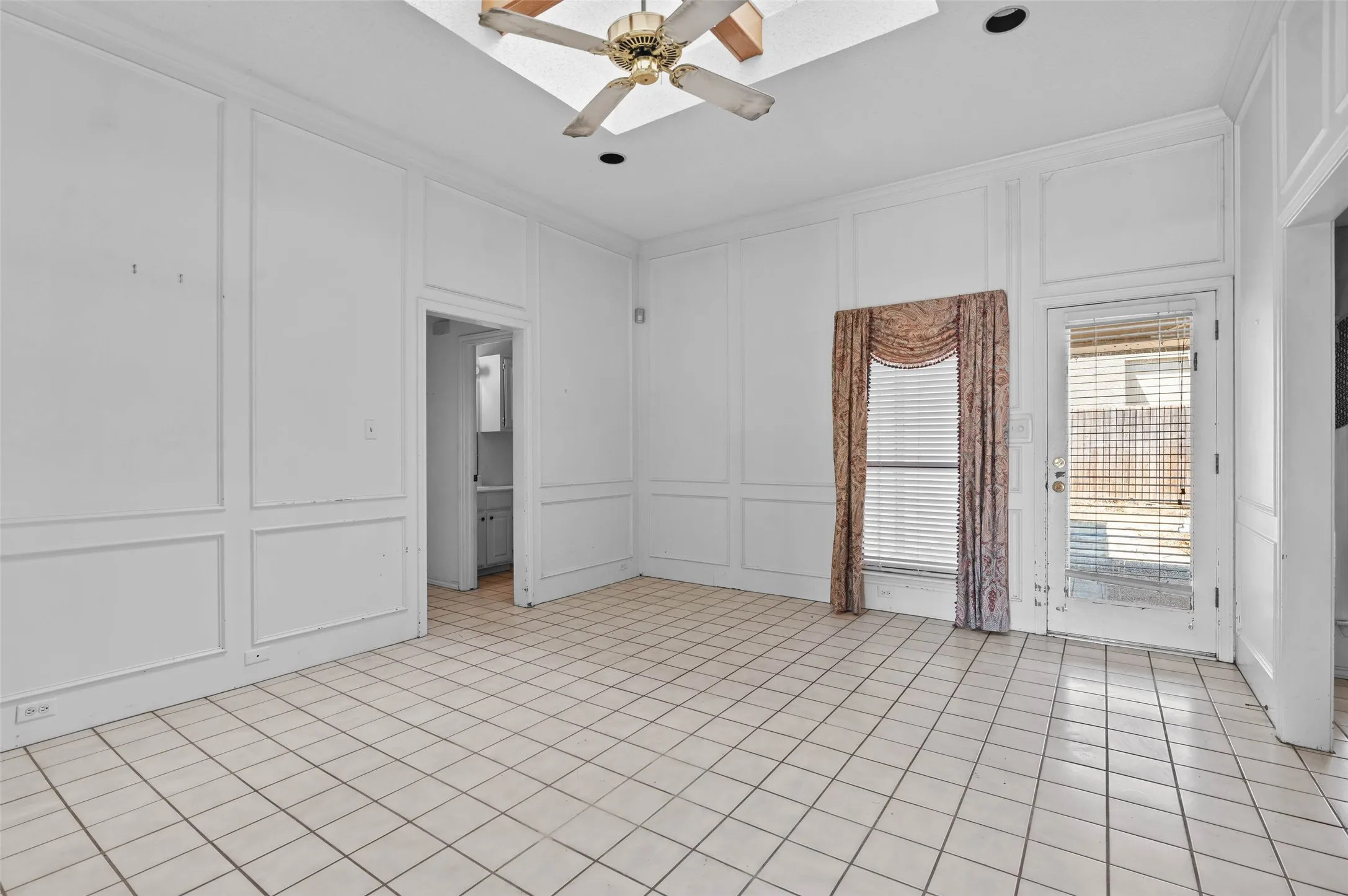Single Family Residence For Sale in Dallas County , 2703 Devonshire Drive, Carrollton, Texas 75007, 4 Bedroom, 3 Bathroom, 2 Garage spaces, 2,368 Sqft, built in 1986, mls#21372246, Real Estate Agent in Carrollton, Homes For Sale in Dallas county, Homes For Sale in Carrollton, Realtor in Carrollton Texas, Real Estate Brokerage Independent Realty Texas, Luminita Cordes Realtor