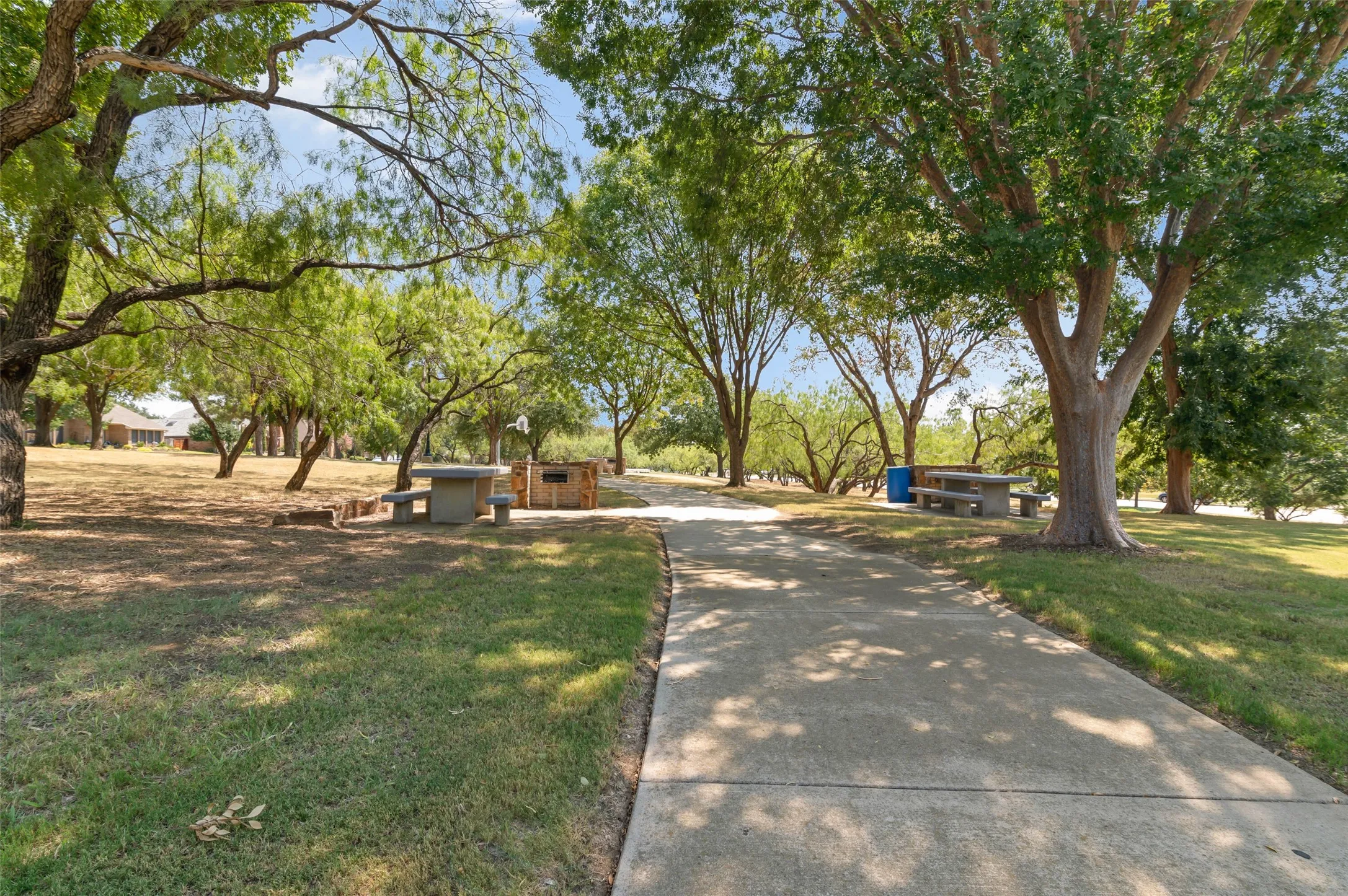 Single Family Residence For Sale in Dallas County , 2703 Devonshire Drive, Carrollton, Texas 75007, 4 Bedroom, 3 Bathroom, 2 Garage spaces, 2,368 Sqft, built in 1986, mls#21372246, Real Estate Agent in Carrollton, Homes For Sale in Dallas county, Homes For Sale in Carrollton, Realtor in Carrollton Texas, Real Estate Brokerage Independent Realty Texas, Luminita Cordes Realtor