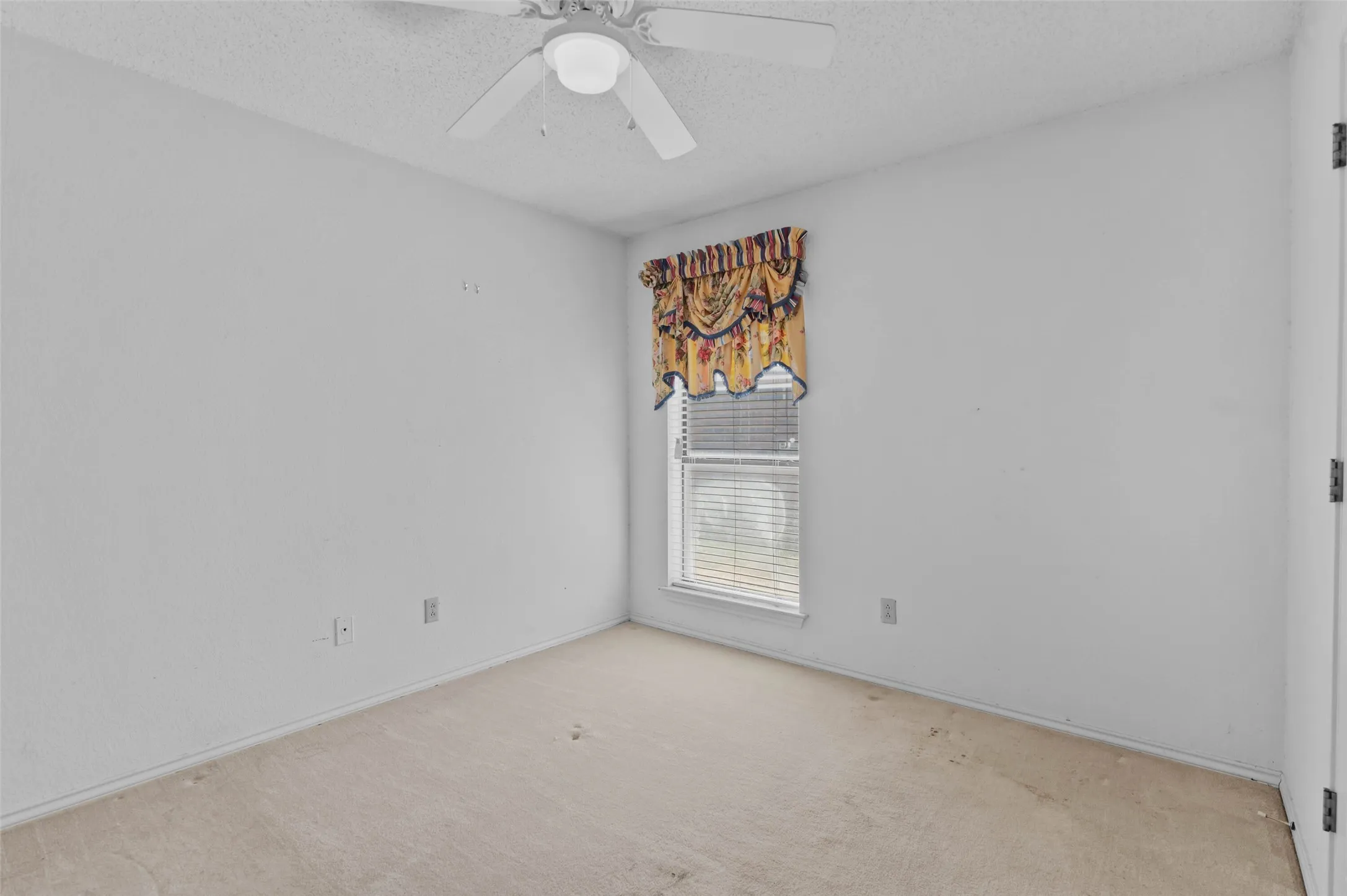 Single Family Residence For Sale in Dallas County , 2703 Devonshire Drive, Carrollton, Texas 75007, 4 Bedroom, 3 Bathroom, 2 Garage spaces, 2,368 Sqft, built in 1986, mls#21372246, Real Estate Agent in Carrollton, Homes For Sale in Dallas county, Homes For Sale in Carrollton, Realtor in Carrollton Texas, Real Estate Brokerage Independent Realty Texas, Luminita Cordes Realtor