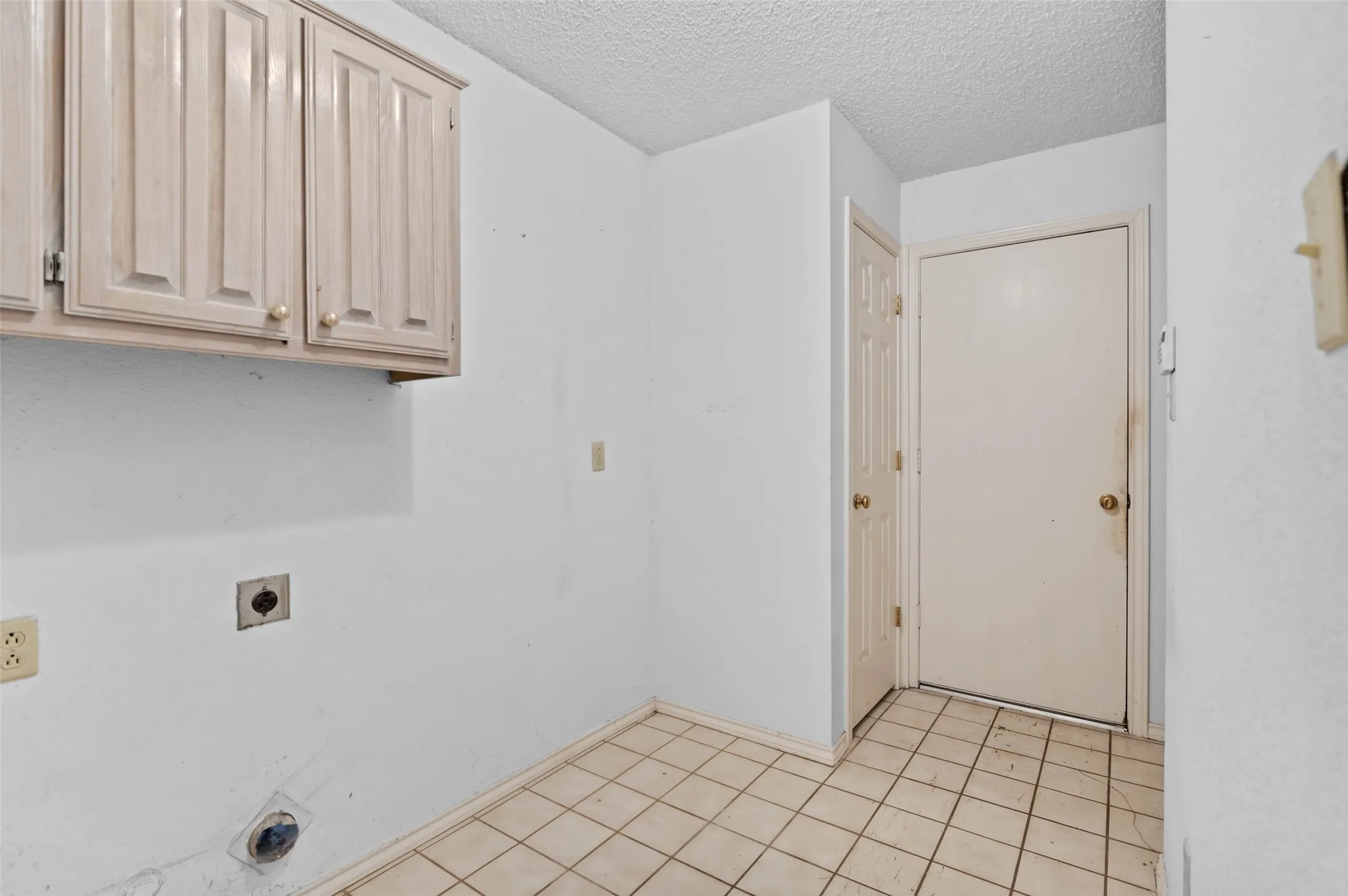 Single Family Residence For Sale in Dallas County , 2703 Devonshire Drive, Carrollton, Texas 75007, 4 Bedroom, 3 Bathroom, 2 Garage spaces, 2,368 Sqft, built in 1986, mls#21372246, Real Estate Agent in Carrollton, Homes For Sale in Dallas county, Homes For Sale in Carrollton, Realtor in Carrollton Texas, Real Estate Brokerage Independent Realty Texas, Luminita Cordes Realtor