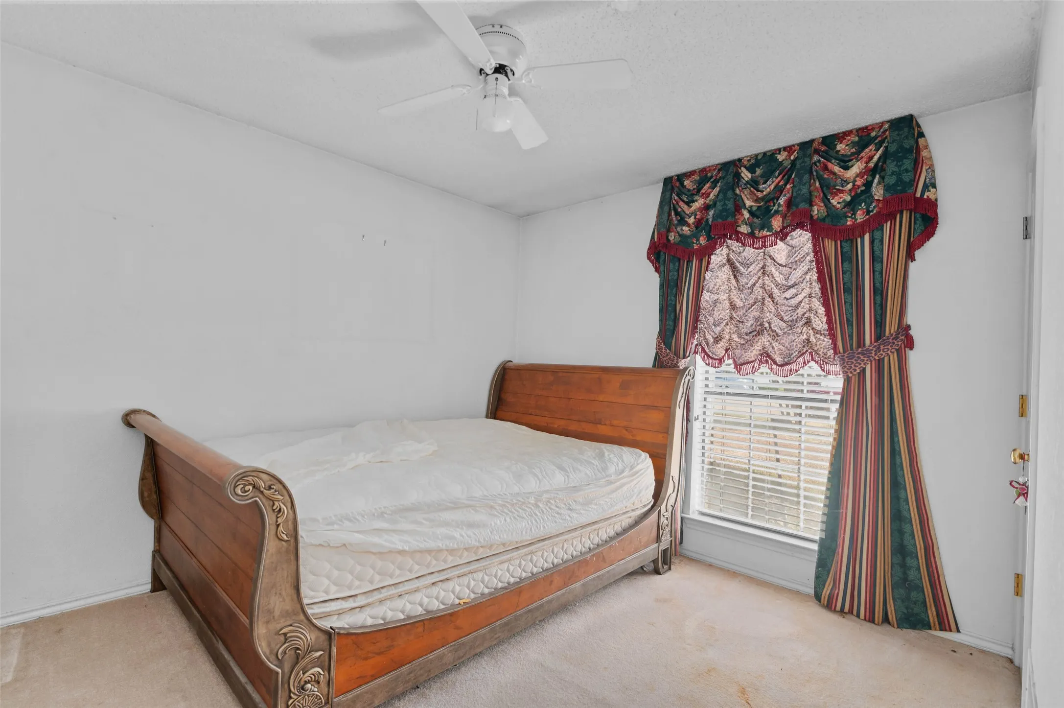 Single Family Residence For Sale in Dallas County , 2703 Devonshire Drive, Carrollton, Texas 75007, 4 Bedroom, 3 Bathroom, 2 Garage spaces, 2,368 Sqft, built in 1986, mls#21372246, Real Estate Agent in Carrollton, Homes For Sale in Dallas county, Homes For Sale in Carrollton, Realtor in Carrollton Texas, Real Estate Brokerage Independent Realty Texas, Luminita Cordes Realtor