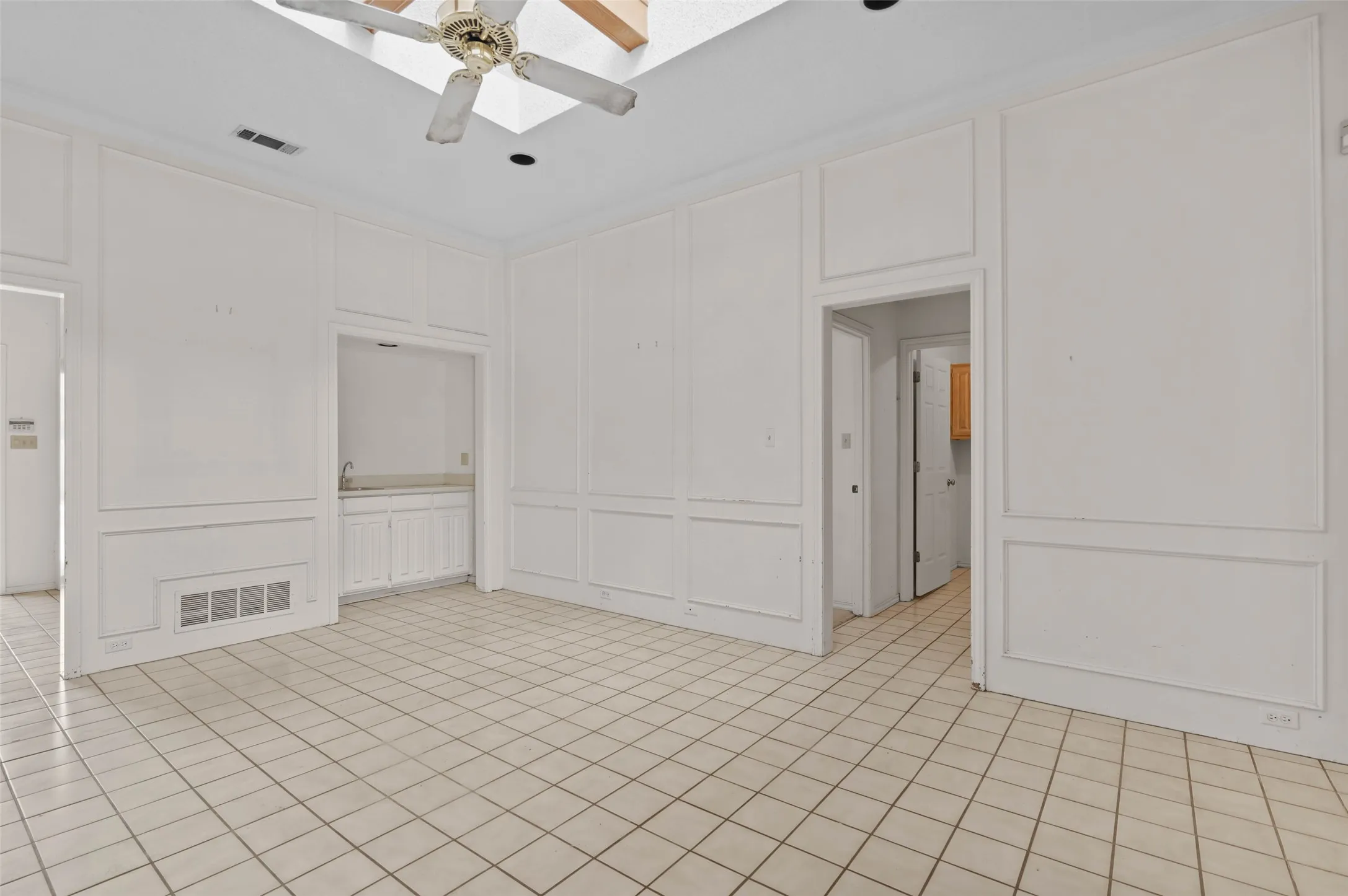 Single Family Residence For Sale in Dallas County , 2703 Devonshire Drive, Carrollton, Texas 75007, 4 Bedroom, 3 Bathroom, 2 Garage spaces, 2,368 Sqft, built in 1986, mls#21372246, Real Estate Agent in Carrollton, Homes For Sale in Dallas county, Homes For Sale in Carrollton, Realtor in Carrollton Texas, Real Estate Brokerage Independent Realty Texas, Luminita Cordes Realtor