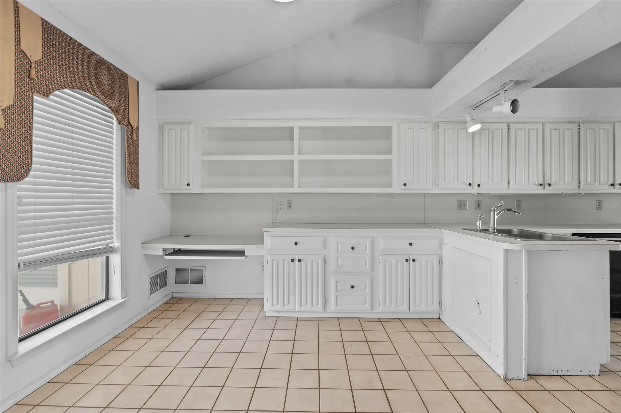 Single Family Residence For Sale in Dallas County , 2703 Devonshire Drive, Carrollton, Texas 75007, 4 Bedroom, 3 Bathroom, 2 Garage spaces, 2,368 Sqft, built in 1986, mls#21372246, Real Estate Agent in Carrollton, Homes For Sale in Dallas county, Homes For Sale in Carrollton, Realtor in Carrollton Texas, Real Estate Brokerage Independent Realty Texas, Luminita Cordes Realtor