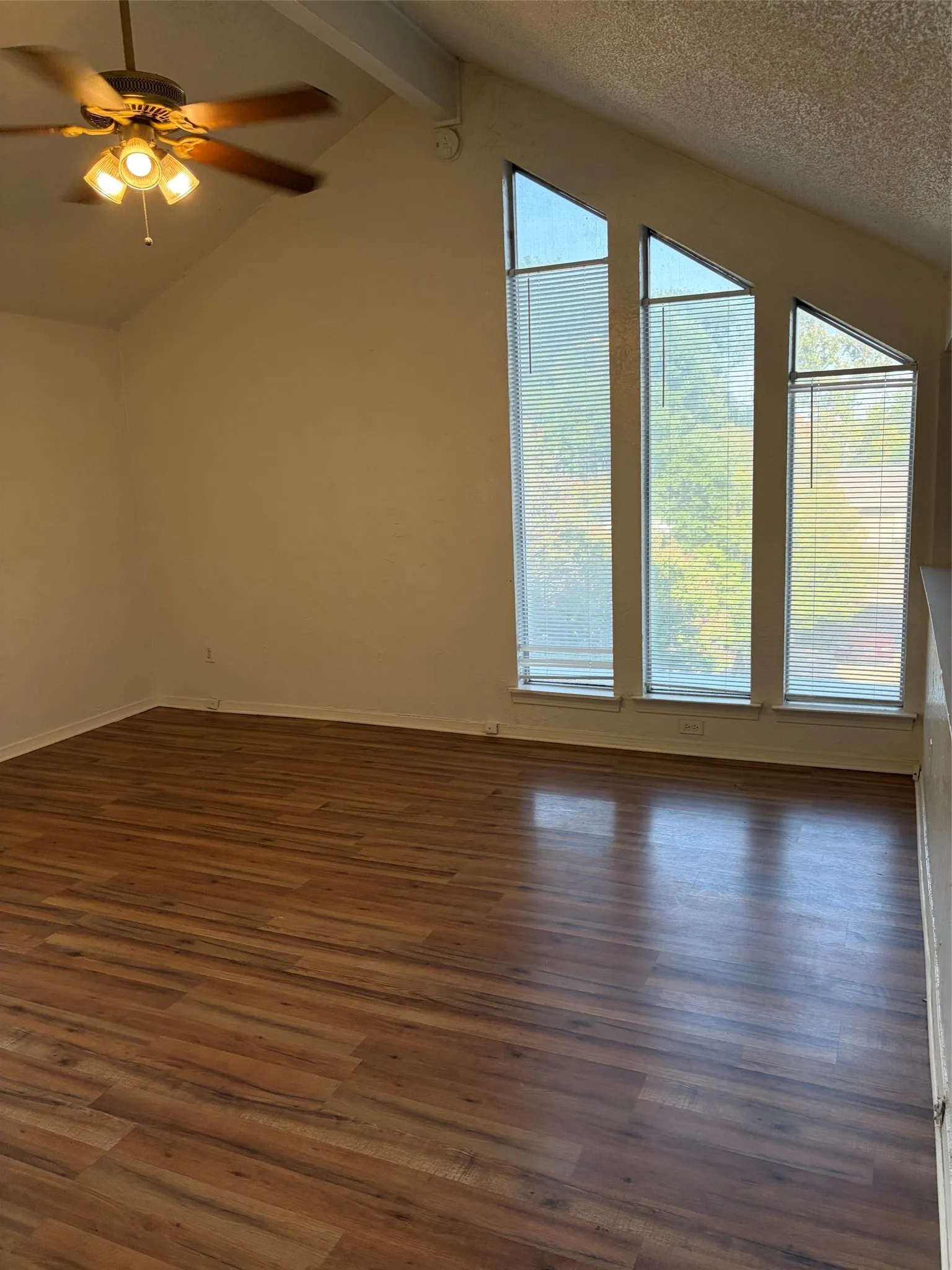 Townhouse For Rent in Tarrant County , 2126 Fleur De Lis Court, Arlington, Texas 76012, 1 Bedroom, 2 Bathroom, 2 Garage spaces, 1,122 Sqft, built in 1972, mls#21372236, Real Estate Agent in Arlington, Homes For Rent in Tarrant county, Homes For Rent in Arlington, Realtor in Arlington Texas, Real Estate Brokerage Independent Realty Texas, Luminita Cordes Realtor