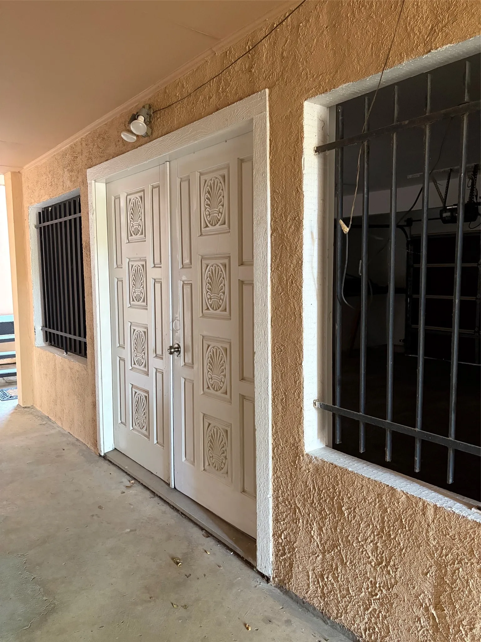 Townhouse For Rent in Tarrant County , 2126 Fleur De Lis Court, Arlington, Texas 76012, 1 Bedroom, 2 Bathroom, 2 Garage spaces, 1,122 Sqft, built in 1972, mls#21372236, Real Estate Agent in Arlington, Homes For Rent in Tarrant county, Homes For Rent in Arlington, Realtor in Arlington Texas, Real Estate Brokerage Independent Realty Texas, Luminita Cordes Realtor