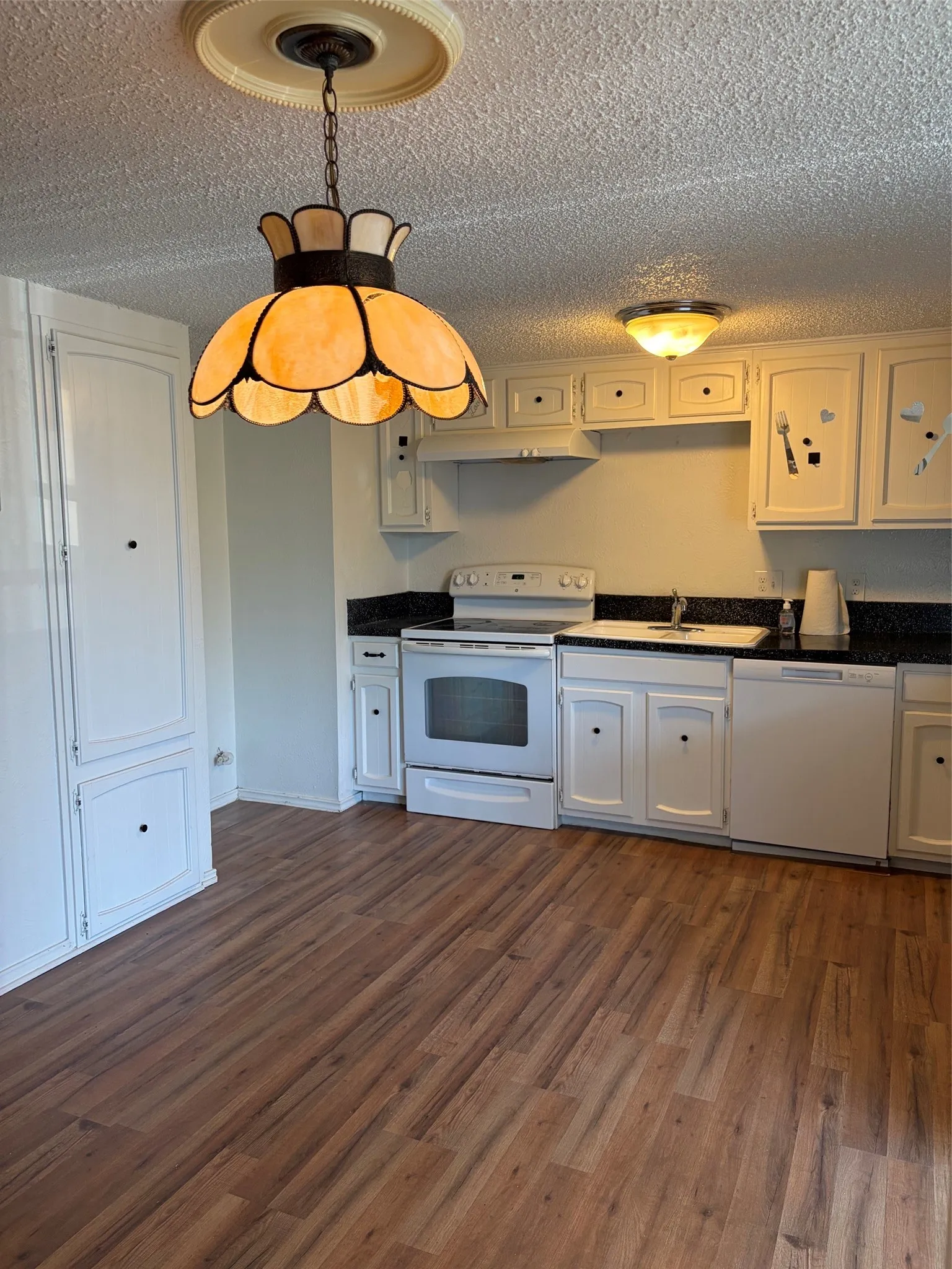 Townhouse For Rent in Tarrant County , 2126 Fleur De Lis Court, Arlington, Texas 76012, 1 Bedroom, 2 Bathroom, 2 Garage spaces, 1,122 Sqft, built in 1972, mls#21372236, Real Estate Agent in Arlington, Homes For Rent in Tarrant county, Homes For Rent in Arlington, Realtor in Arlington Texas, Real Estate Brokerage Independent Realty Texas, Luminita Cordes Realtor